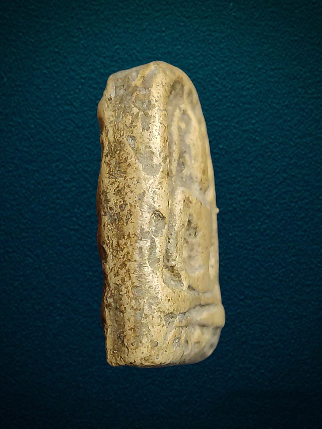 พระซุ้มกอ พิมพ์ใหญ่ มีกนก กรุวัดพิกุล กำแพงเพชร เนื้อดิน “มีกูแล้วไม่จน”