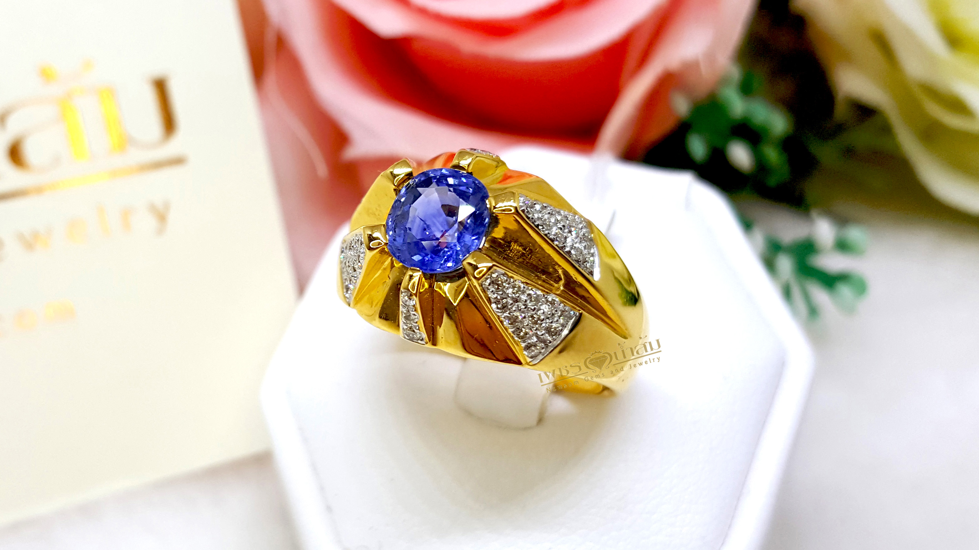 แหวนพลอยไพลิน Blue Sapphire หัวแหวนชูโดดเด่น ประดับตกแต่งด้วยเพชรแท้เพิ่มลวดลายให้น่ามอง บนตัวเรือนทองแท้ทั้งตัวเรือน