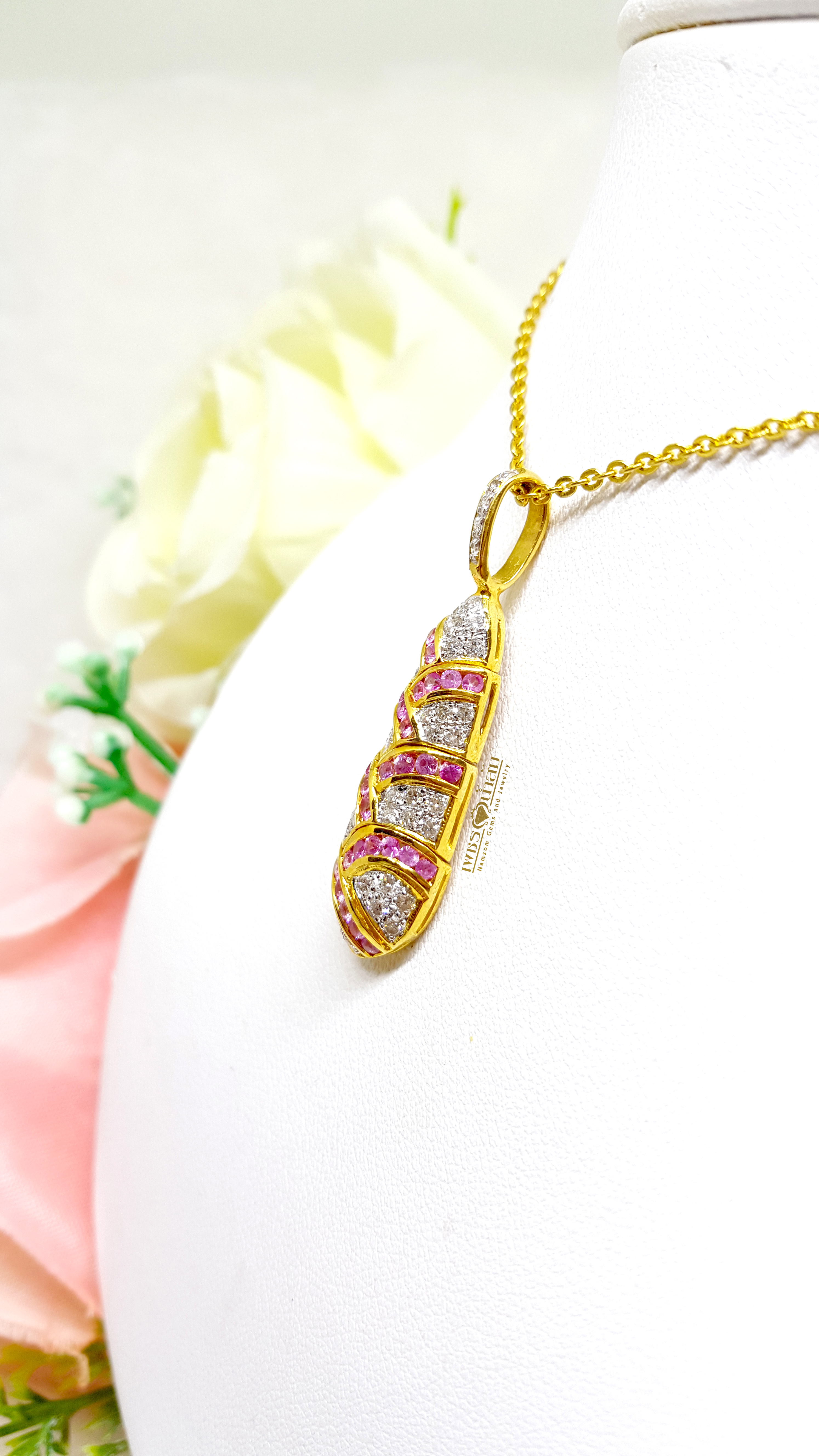 จี้เพชรแท้ ประดับคาดด้วยแซปไฟร์สีชมพู Pink Sapphire ตัวเรือนออกแบบทรงดักแด้ก่อนจะเป็นผีเสื้อ งานเข้าขั้นงามคลาสสิก และอ่อนช้อยยิ่ง