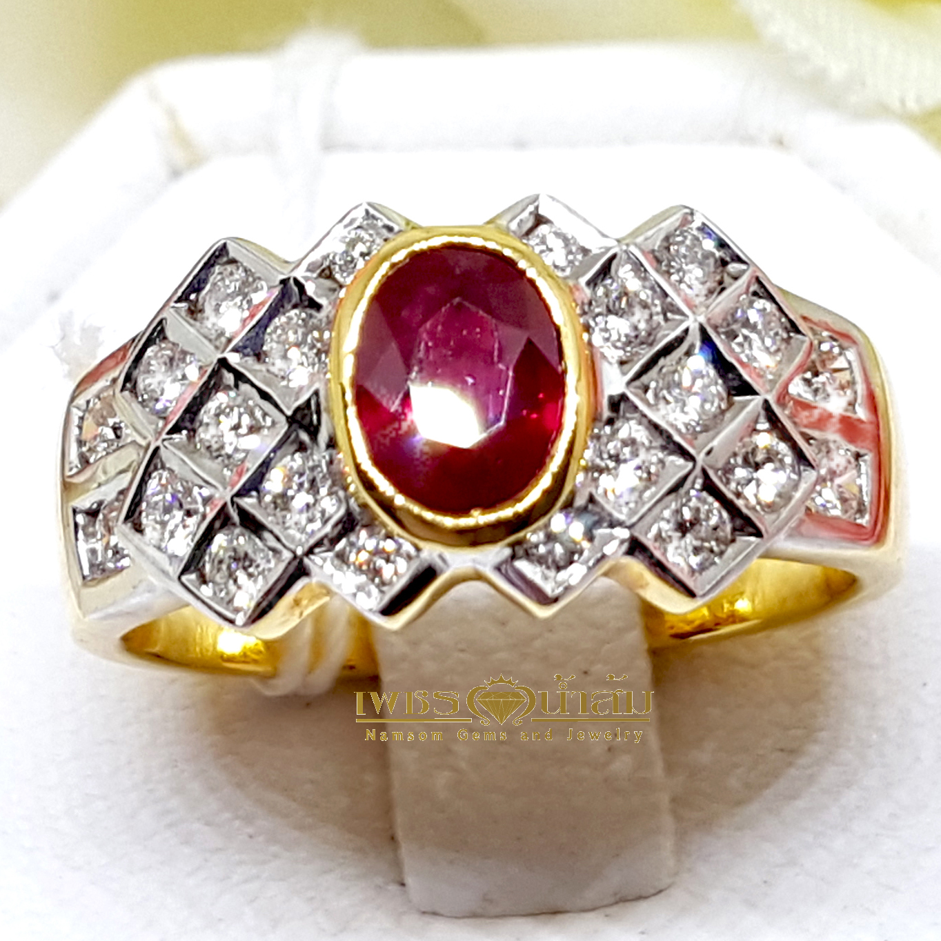 แหวนพลอยทับทิม Ruby สีแดงสดฝังหุ้ม ประดับตกแต่งด้วยเพชรแท้แล่นลูกเล่นรียงเป็นตาราง บนตัวเรือนทองแท้ทั้งตัวเรือน