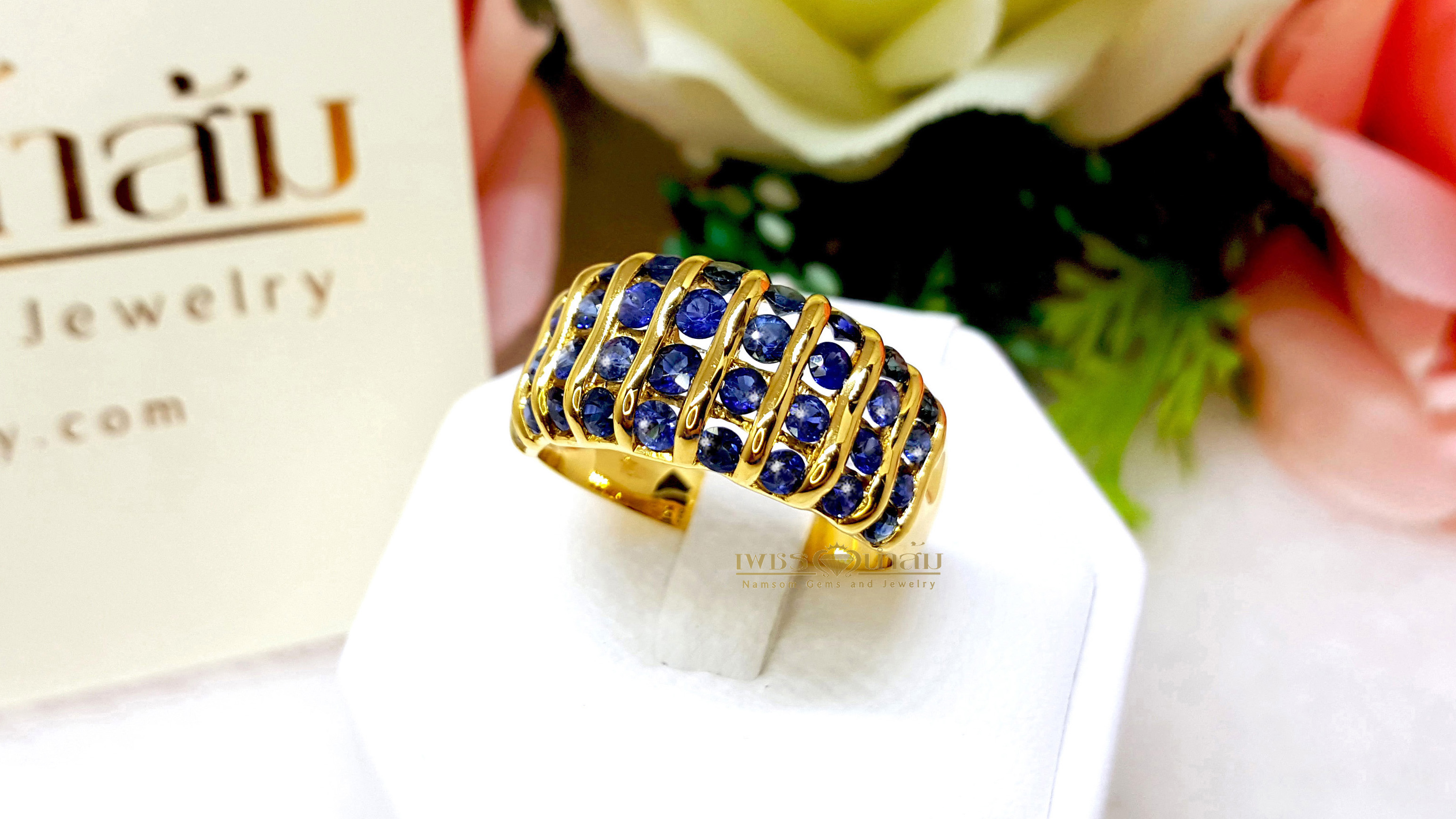 แหวนพลอยไพลิน Blue Sapphire เจียรเหลี่ยมเพชร ใช้ลูกเล่นแบบฝังสอดสลับไปมา โดดเด่นที่แพตเทิร์นที่ไม่เหมือนใคร