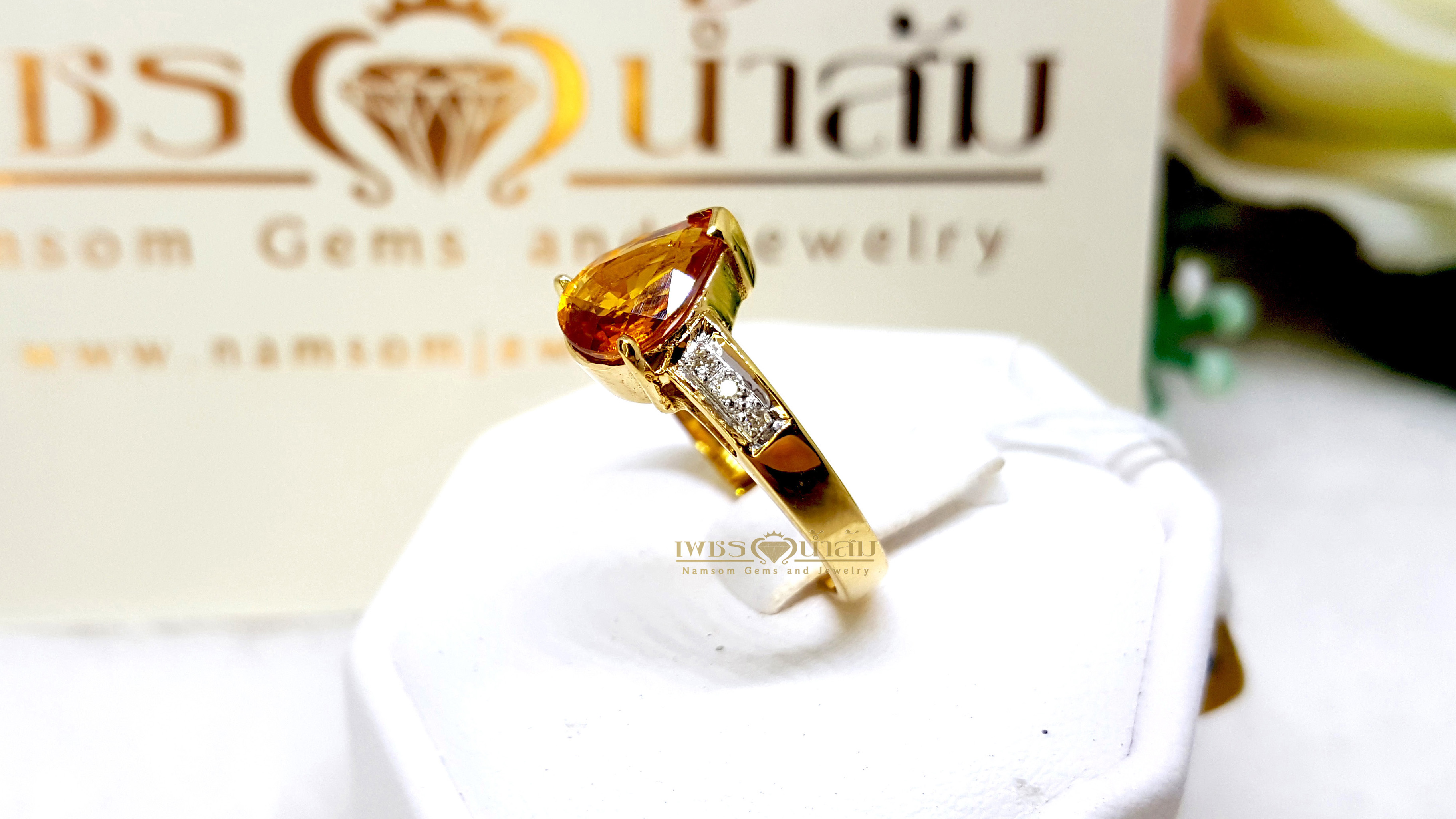 แหวนพลอยบุษราคัม Yellow Sapphire ฝังทรงหยกน้ำ ตกแต่งเพชรแท้ที่บ่าข้าง ดูเรียบหรู บนตัวเรือนทองแท้ทั้งตัวเรือน