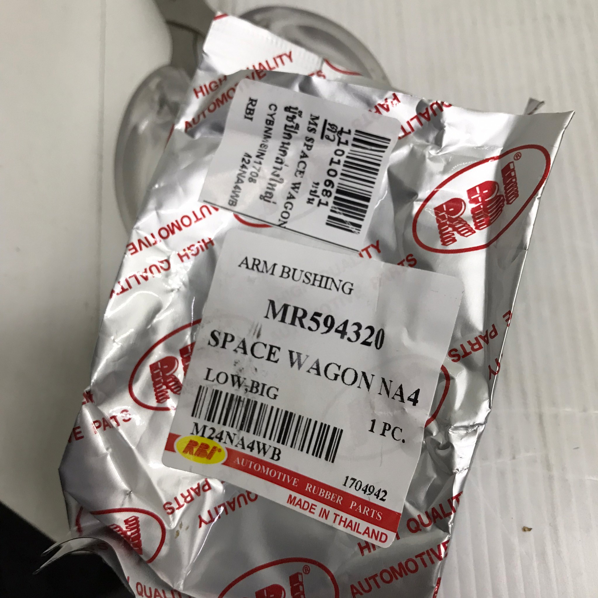 (1ตัว)บู๊ชปีกนก MITSUBISHIตัวล่าง ตัวใหญ่ Spacewagon NA4 ปี 2009-2014ตัวล่าง มิตซูบิชิ สเปควาก้อน /LOWER/BIG ARM BUSHINGยี่ห้อRBI เบอร์ MR594320 / M24NA4WB
