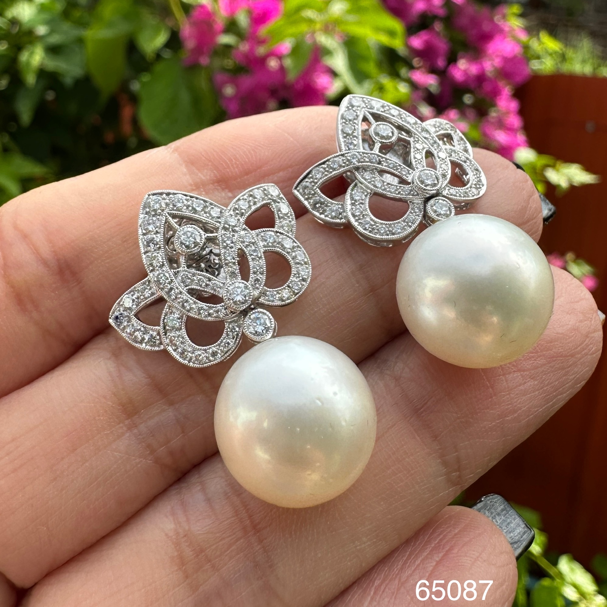 รหัส 65087 ต่างหู มุก South sea สีขาว 13.7 มิล ตุ้งติ้ง ฝังเพชร 100/1.07 ct ทองคำขาว18K พร้อม Cert. นน. 14.25 g
