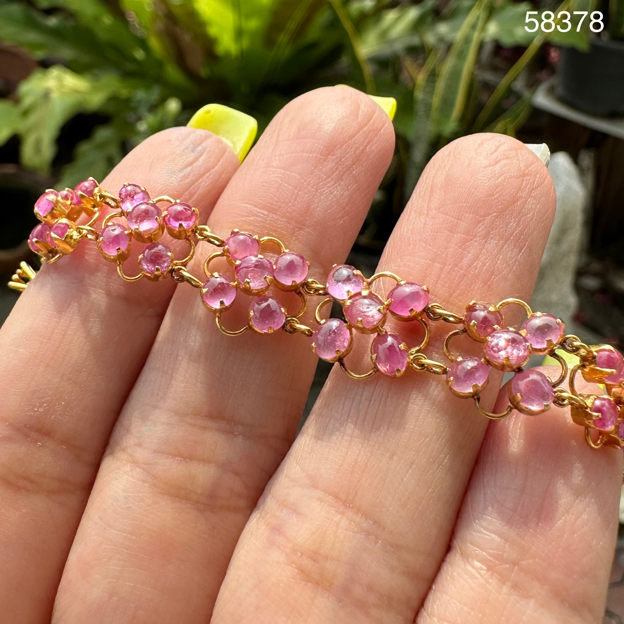 รหัส 58378 สร้อยข้อมือ ทับทิม หลังเบี้ย เนื้อแก้ว กระจุกดอกไม้ ครึ่งหน้า ทอง90 งานสวยมาก นน. 6.65 g