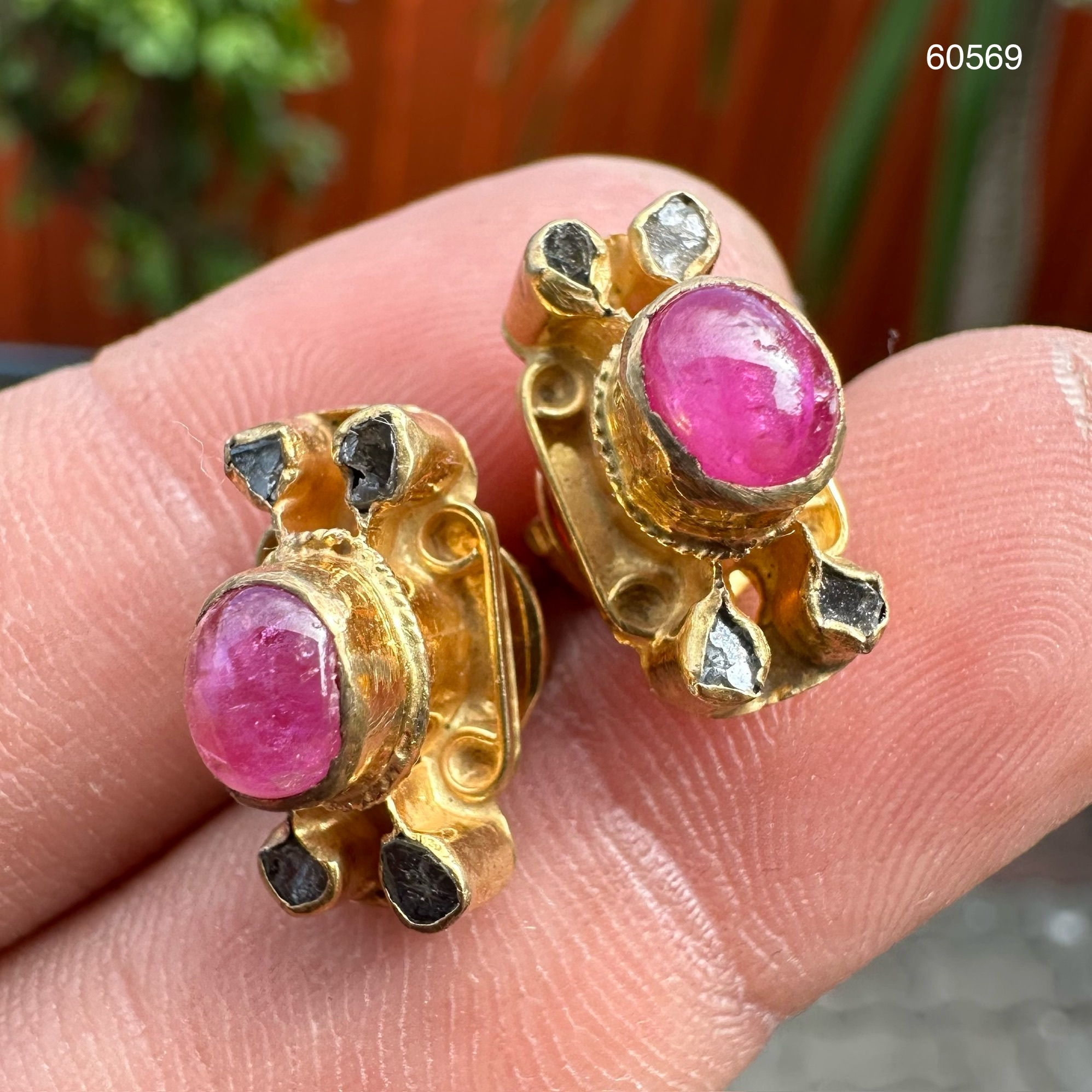 รหัส 60569 ต่างหู ทับทิม หลังเบี้ย ฝังเพชรซีก ทอง90 งานเก่า หลุดจำนำ สวยมาก นน. 6.29 g