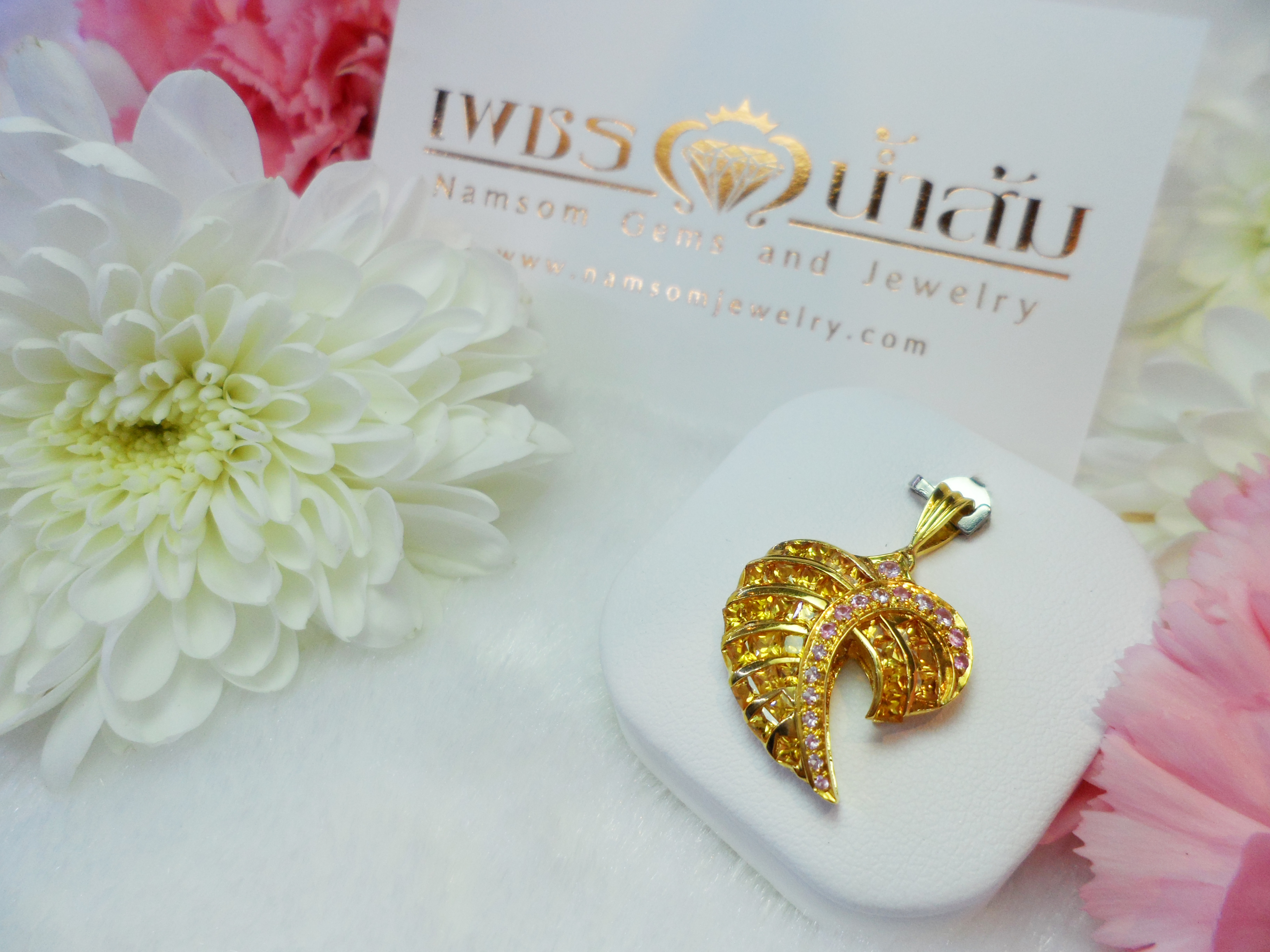 จี้ใบไม้รูปหัวใจ พลอยบุษราคัม คาดด้วย Pink Sapphire