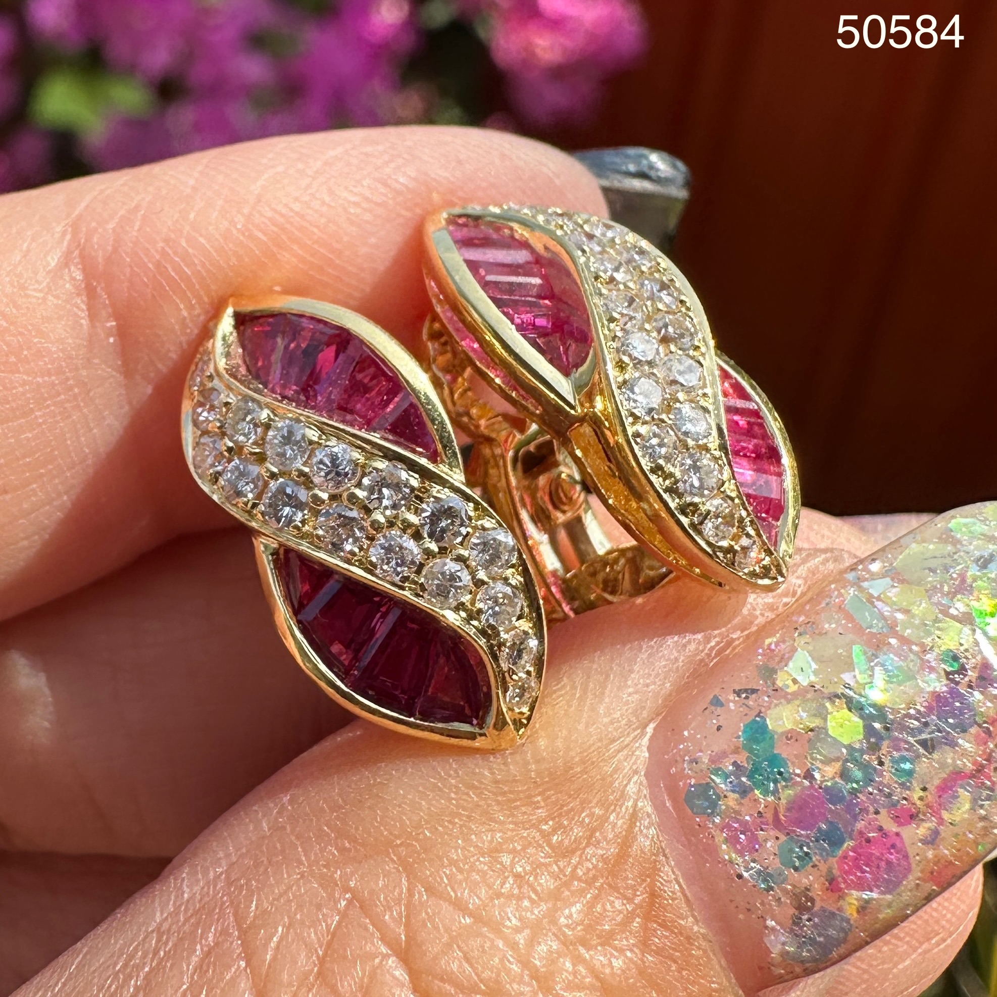 รหัส 50584 ต่างหู ห่วงทับทิม ฝังเพชร 36 เม็ด 0.64 กะรัต ทอง18K หลุดจำนำ งานสวยมาก นน. 7.43 g