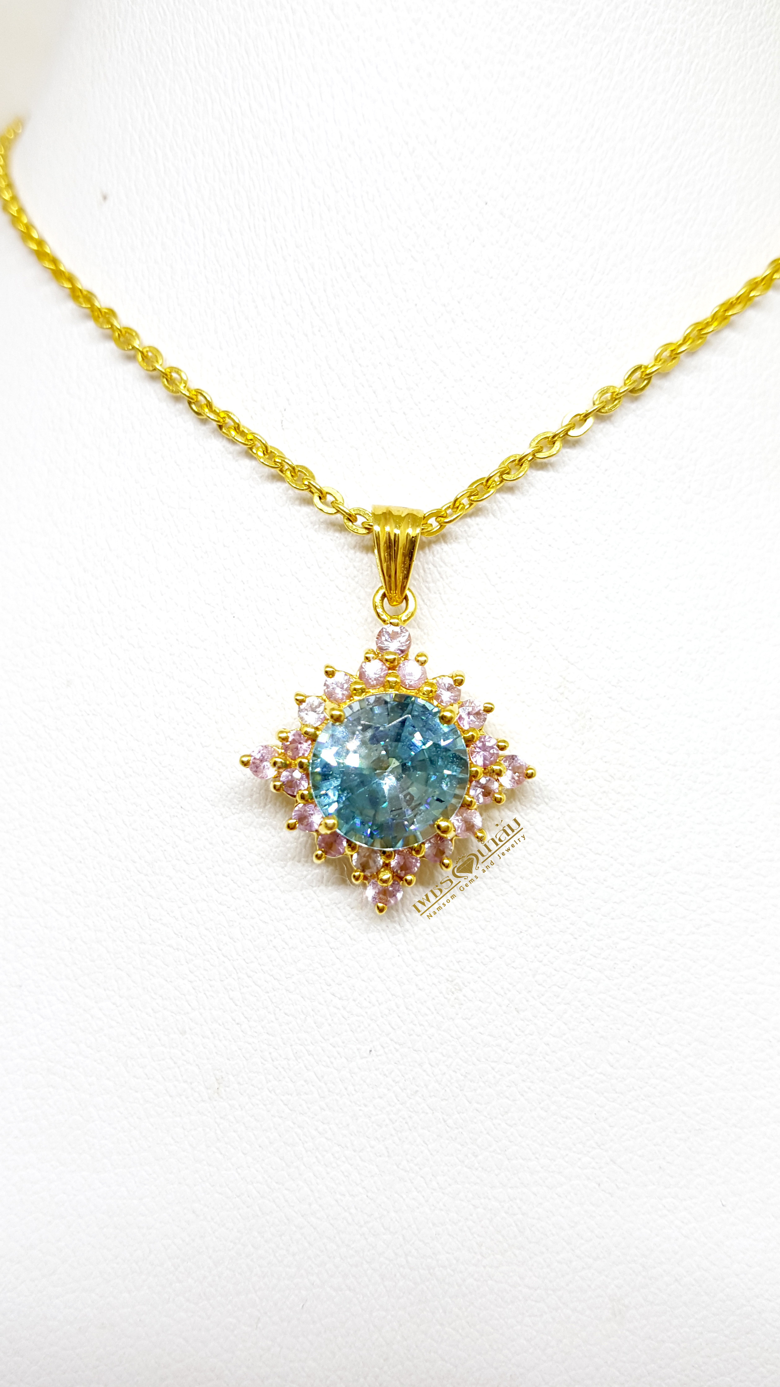 จี้พลอยเพทาย Blue Zircon สีสวยน้ำงาม ล้อมด้วย Pink Sapphire ดูหวานน่ารัก