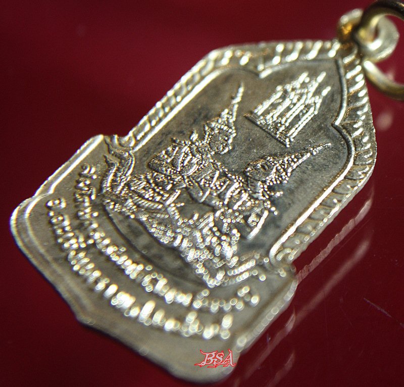 หลวงพ่อโสธร ที่ระลึกงานสมโภชน์กรุงรัตนโกสินทร์ 200 ปี พ.ศ. 2525 เนื้อกะไหล่ทองลงยา