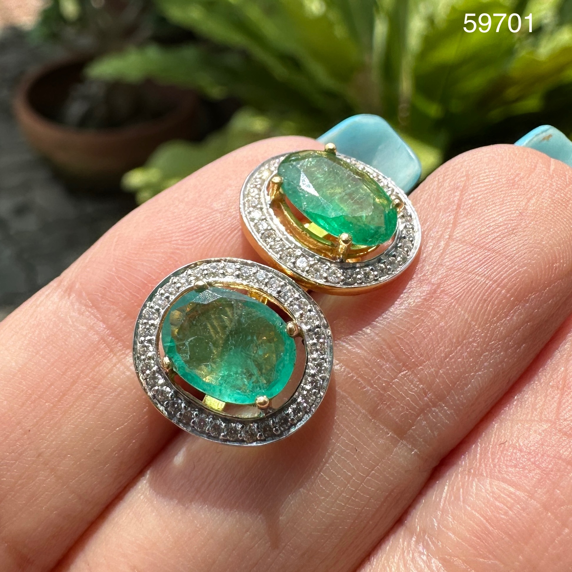 รหัส 59701 ต่างหู มรกต เจียร ล้อมเพชร 64 เม็ด 0.50 กะรัต ทอง90 งานสวยมาก นน. 4.42 g