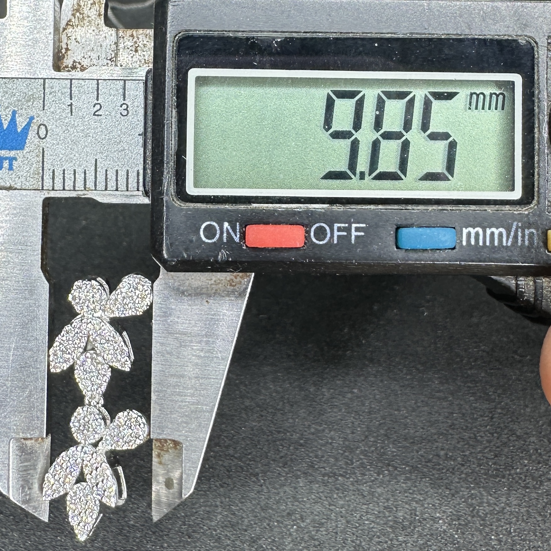 รหัส 61608 สร้อยคอ + จี้ เพชร ใบไม้ ตุ้งติ้ง เพชร 78 เม็ด 0.40 กะรัต ทองคำขาว9K ไฟดีมาก นน. 2.22 g