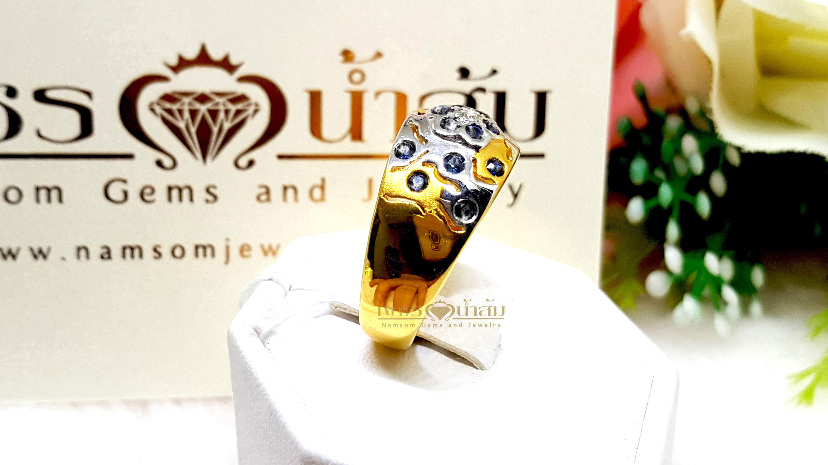 แหวนพลอยไพลิน Blue Sapphire ทรงดอกไม้ลายไทย บนตัวเรือนทองแท้ทั้งตัวเรือน
