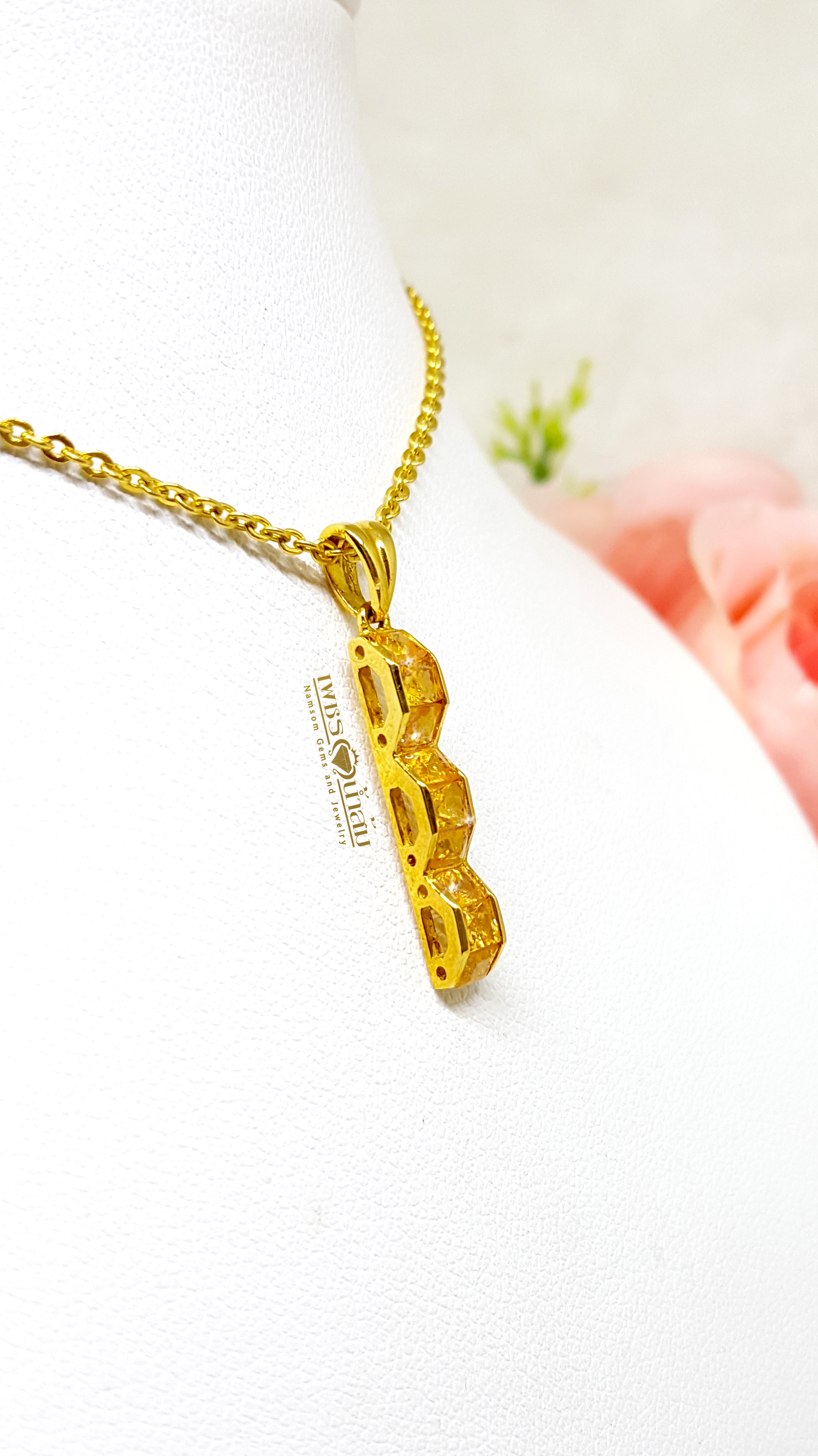 จี้พลอยบุษราคัม Yellow Sapphire ชิ้นเล็กน่ารัก เจียรเป็นทรงลูกคลื่น สวมใส่ได้ทุกวัน