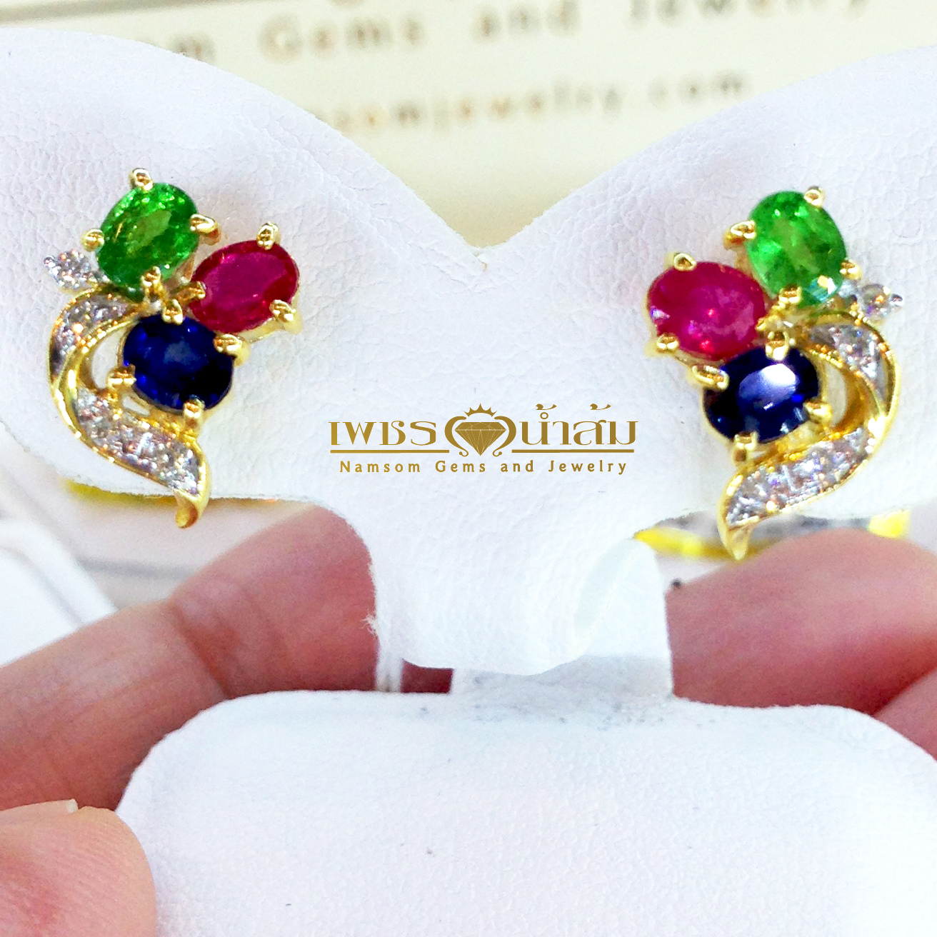 ต่างหู Fancy Sapphire ต่างหูพลอยหลายสี ต่างหูมรกต ทับทิม ไพลิน ประดับไปด้วยมรกต ทับทิม และไพลิน ออกแบบคาดตรงใบด้วยเพชรแท้ น้ำ98 บนตัวเรือนทองแท้ 22K ทั้งตัวเรือน เพชรน้ำส้ม