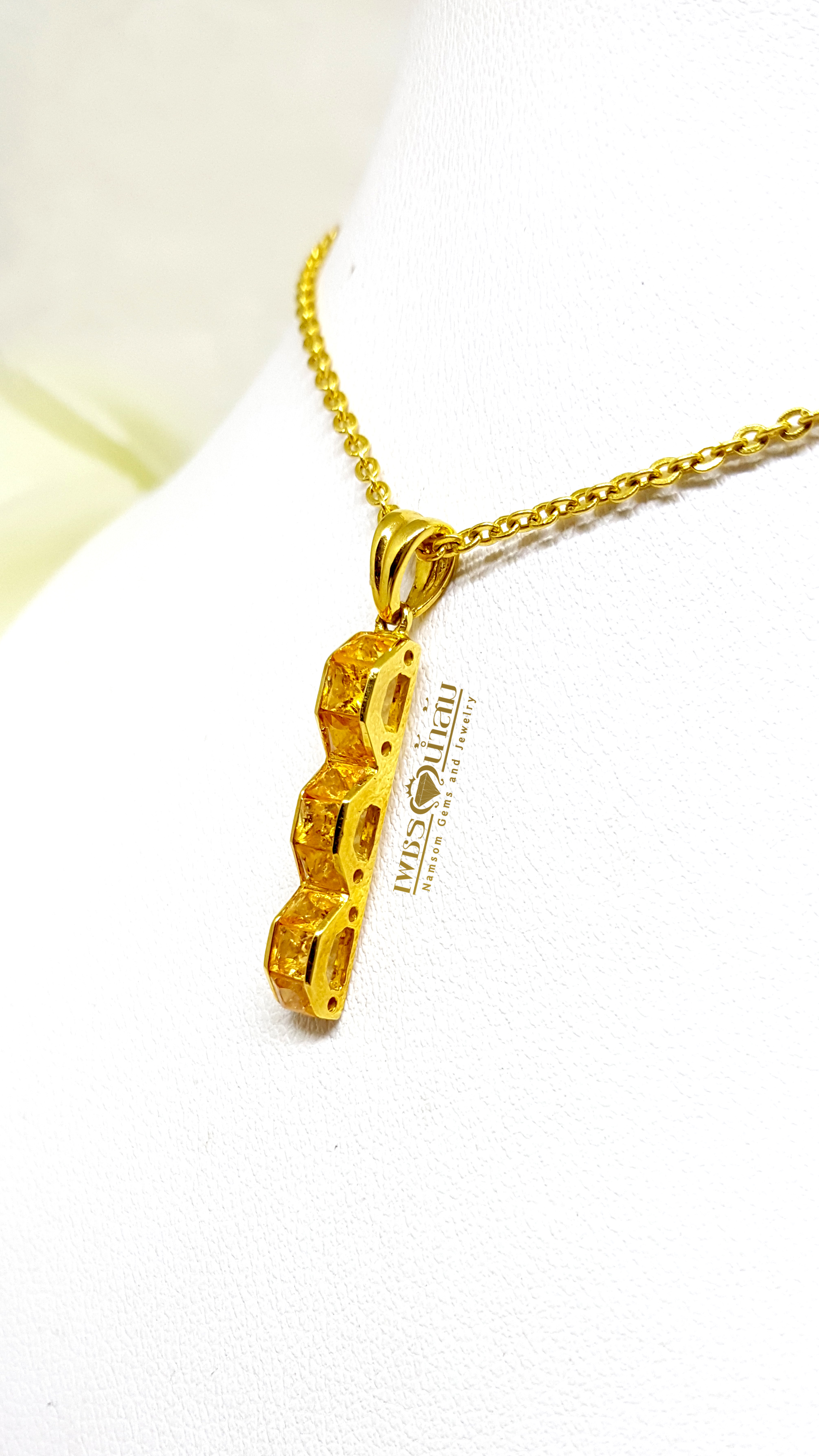 จี้พลอยบุษราคัม Yellow Sapphire ชิ้นเล็กน่ารัก เจียรเป็นทรงลูกคลื่น สวมใส่ได้ทุกวัน
