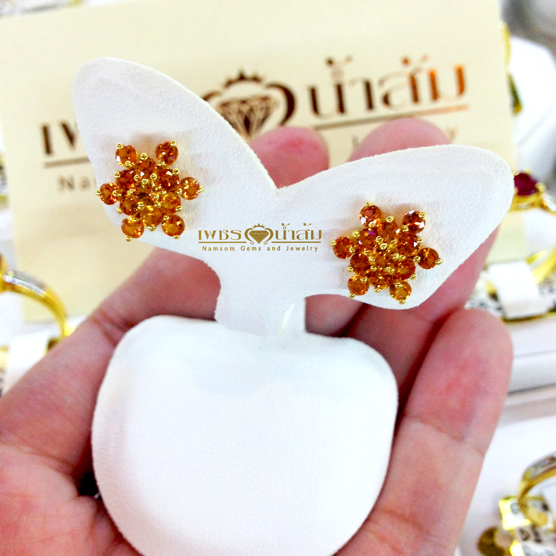 ต่างหูบุษราคัม สีโทนส้ม ทรงดอกไม้ บนตัวเรือนทองแท้-22K ทั้งตัวเรือน ต่างหูบุษราคัมสีส้ม