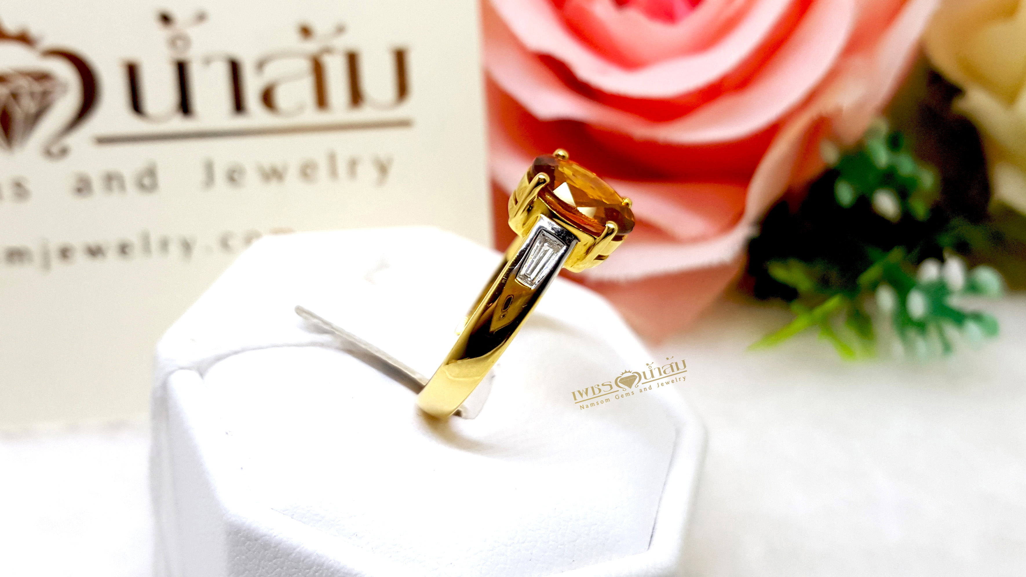 แหวนพลอยบุษราคัม Yellow Sapphire ฝังเพชรแท้ ทรงแบเก็ต Baguette น้ำงาม ตรงบ่าสองข้าง ชูหัวแหวนให้โดดเด่น บนตัวเรือนทองแท้ทั้งตัวเรือน