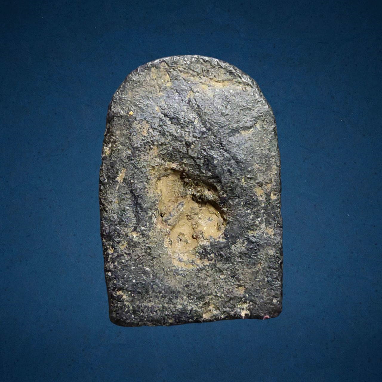 พระเล็บมือ พิมพ์รัศมี ท่านเจ้าจุ้ย วัดสามปลื้ม กรุงเทพฯ ปี 2475เนื้อผงใบลานหลังปั๊มยันต์ ปิดทองเดิม