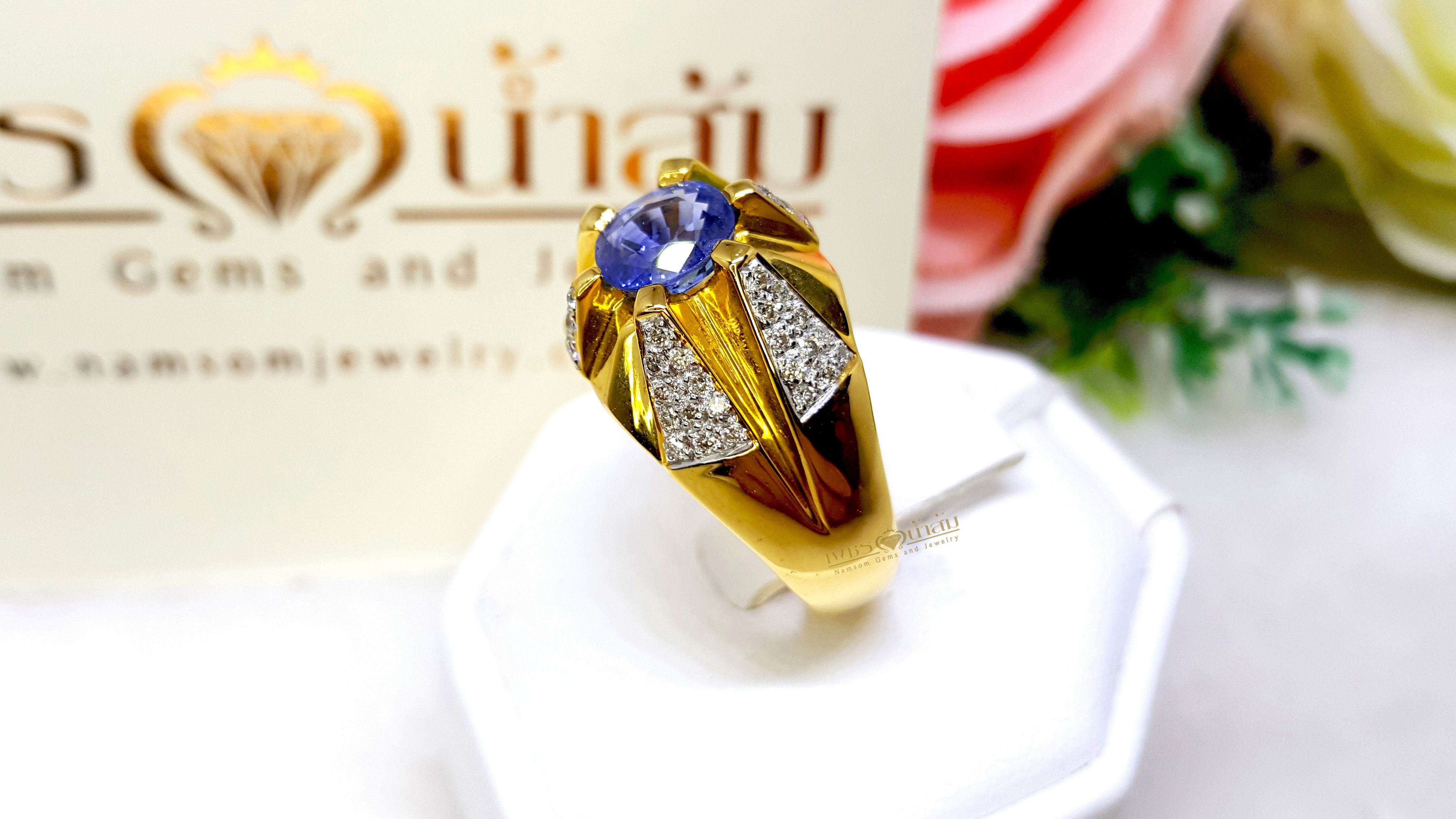 แหวนพลอยไพลิน Blue Sapphire หัวแหวนชูโดดเด่น ประดับตกแต่งด้วยเพชรแท้เพิ่มลวดลายให้น่ามอง บนตัวเรือนทองแท้ทั้งตัวเรือน