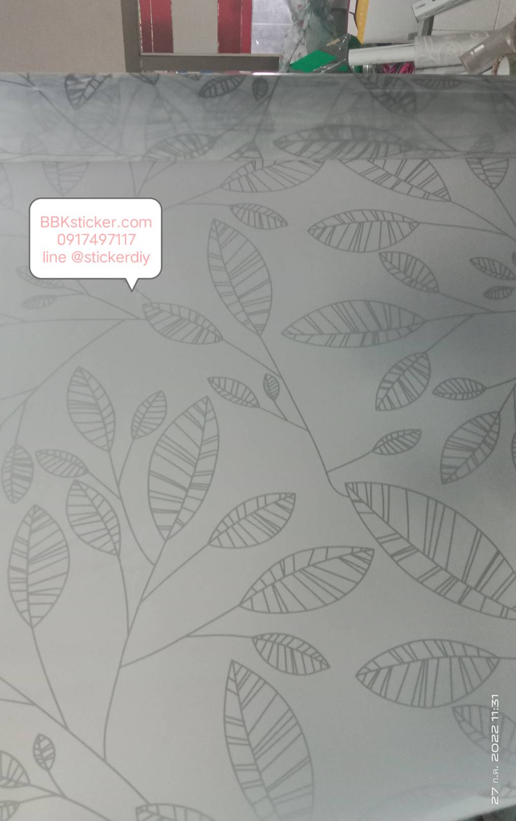สติ๊กเกอร์ฝ้าติดกระจก แบบมีกาวในตัว พิมพ์ใบไม้สีเทาเงิน หน้ากว้าง90cm. เมตรละ 89 บาท