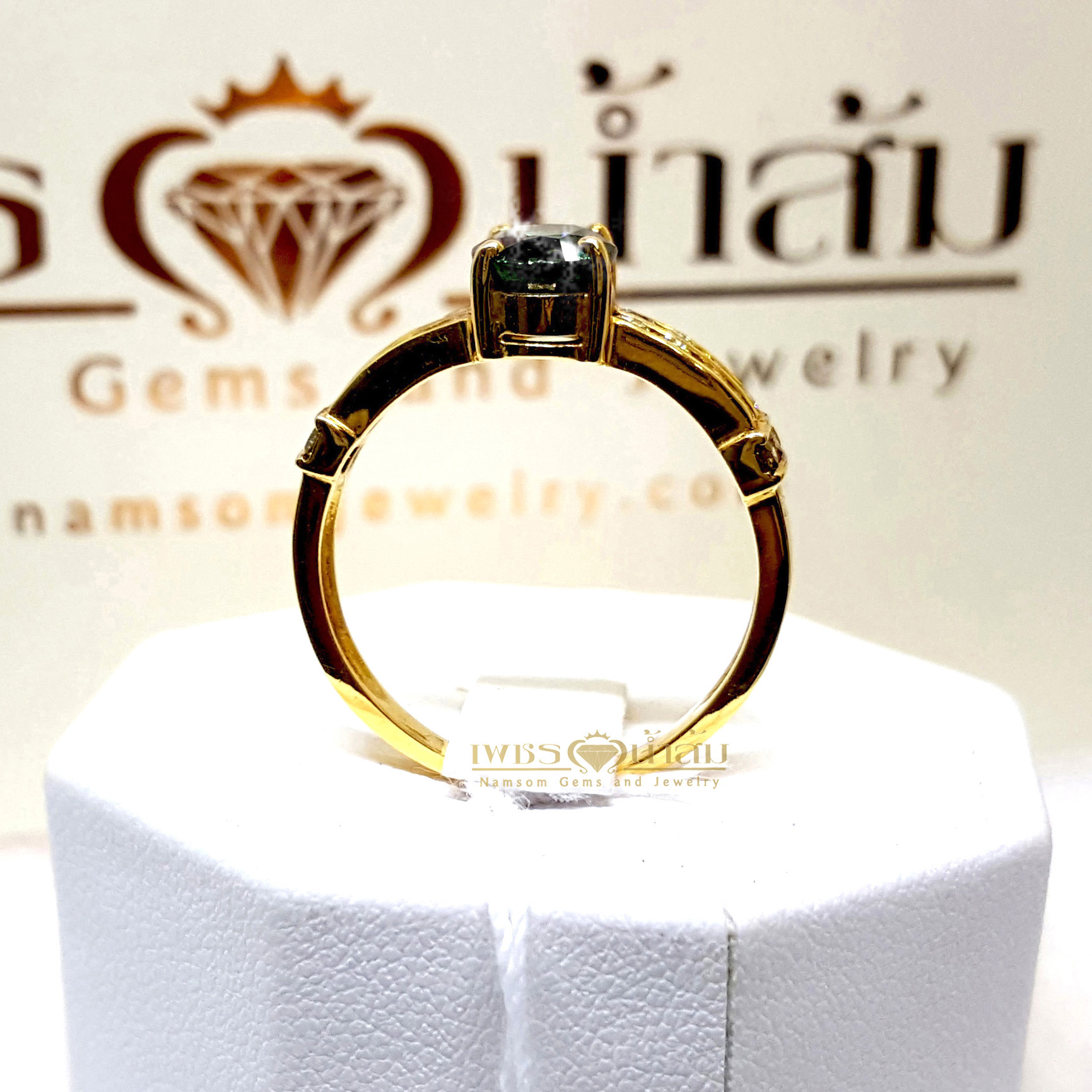 แหวนพลอยไพลิน Blue Sapphire ประดับคาดด้วยเพชรแท้ขอบข้างสองแถว บนตัวเรือนทองแท้ทั้งตัวเรือน