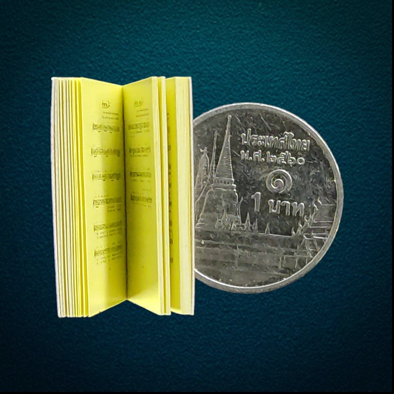 หนังสือเพลงพระราชนิพนธ์ เล่มเล็กที่สุดในโลก ปี 2549 ฉลองสิริราชสมบัติครบ 60 ปี ขนาดเท่าเหรียญบาท