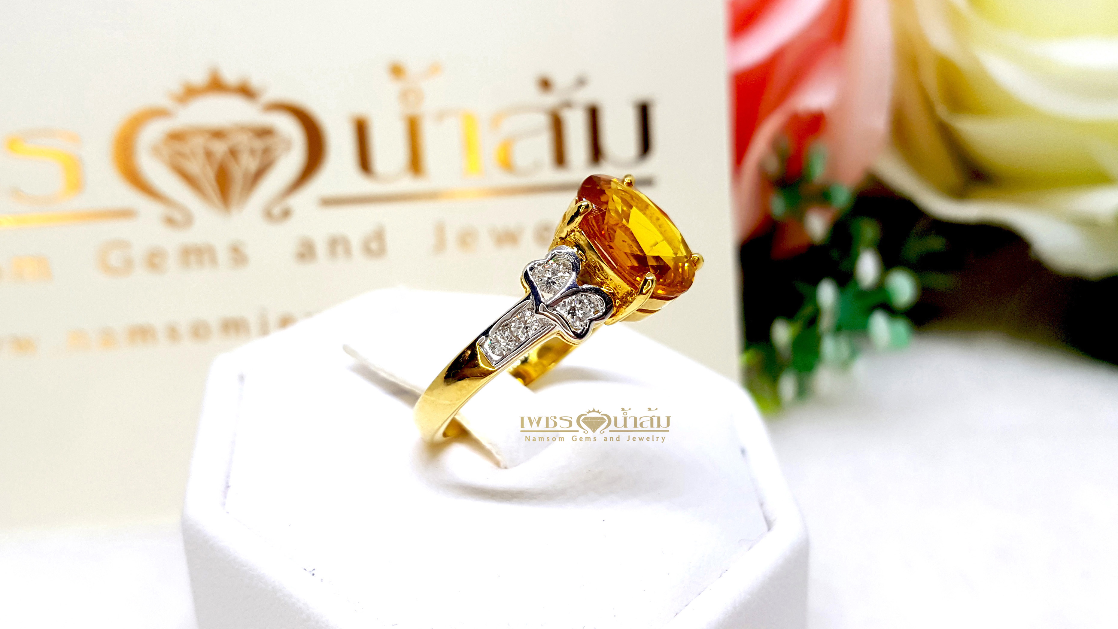 แหวนบุษราคัม Yellow Sapphire เล่นลูกเล่นลายไทยทรงดอกประดับฝังด้วยเพชรแท้ บนตัวเรือนทองแท้ทั้งตัวเรือน