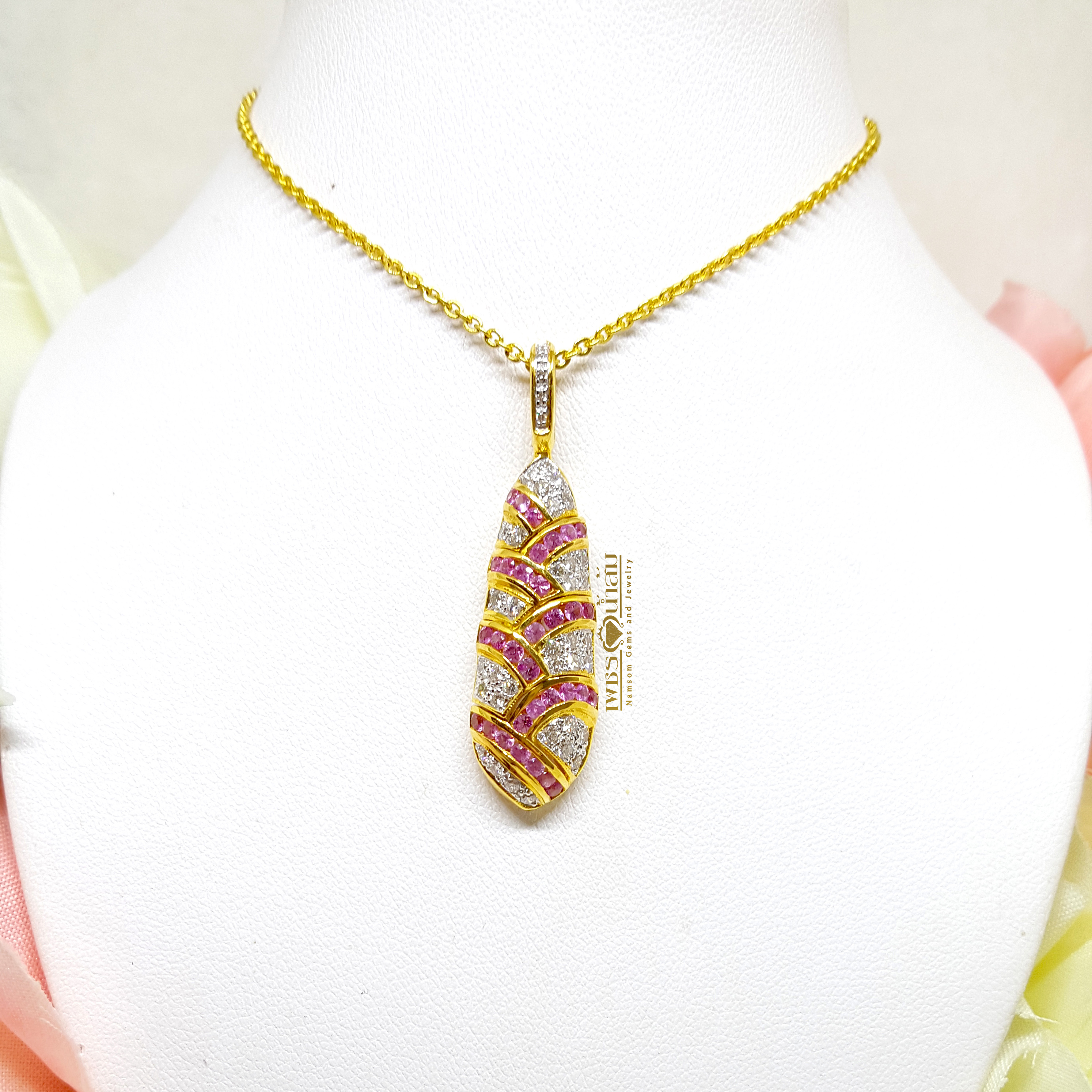 จี้เพชรแท้ ประดับคาดด้วยแซปไฟร์สีชมพู Pink Sapphire ตัวเรือนออกแบบทรงดักแด้ก่อนจะเป็นผีเสื้อ งานเข้าขั้นงามคลาสสิก และอ่อนช้อยยิ่ง