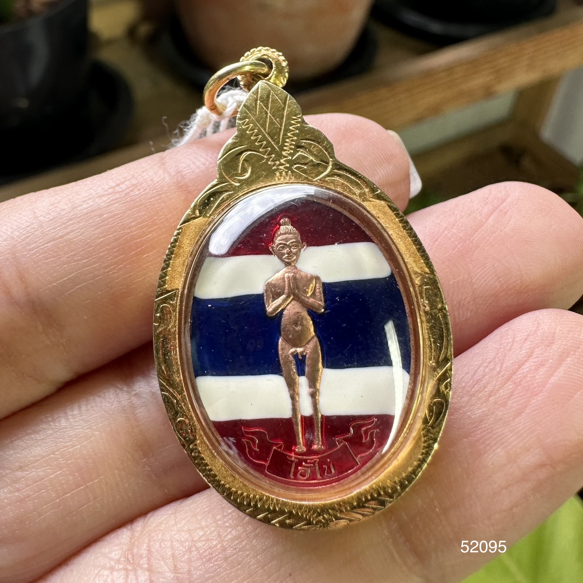 รหัส 52095 เหรียญ ไอ้ไข่ เด็ดวัดเจดีย์ รุ่น เหนือดวง บุญฤทธิ์ เนื้อทองแดง ลงยาลายธงชาติ เลี่ยมทองเก่า นน. 8.64