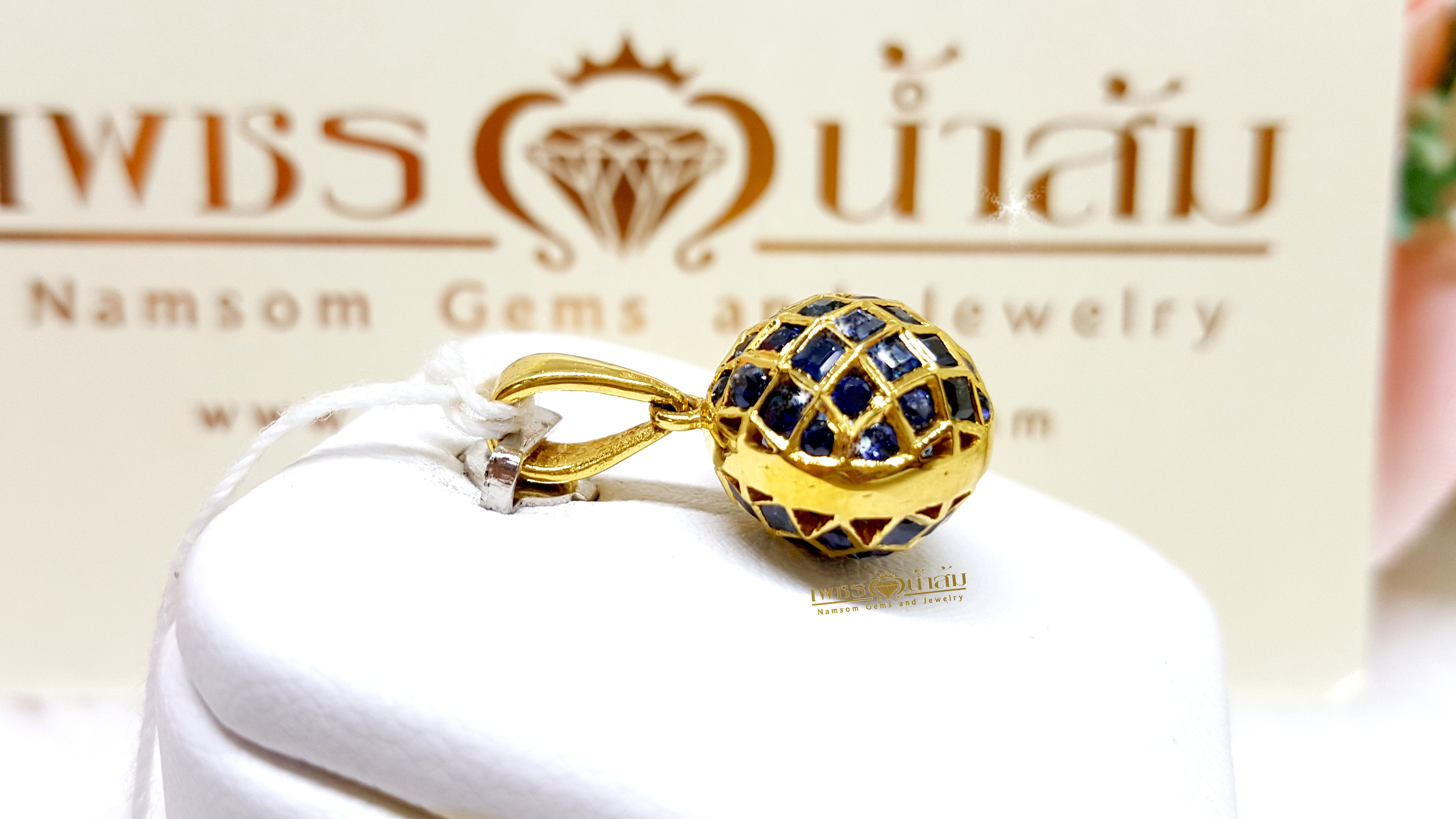จี้พลอยไพลิน Blue Sapphire น้ำงาม ฝังเรียบไร้หนาม ทรงกลมลูกโลก ขณะสวมจะเหวี่ยงตัวแก่วงตามผู่ใส่ หยอกเอินทุกสายตาให้หันมามอง