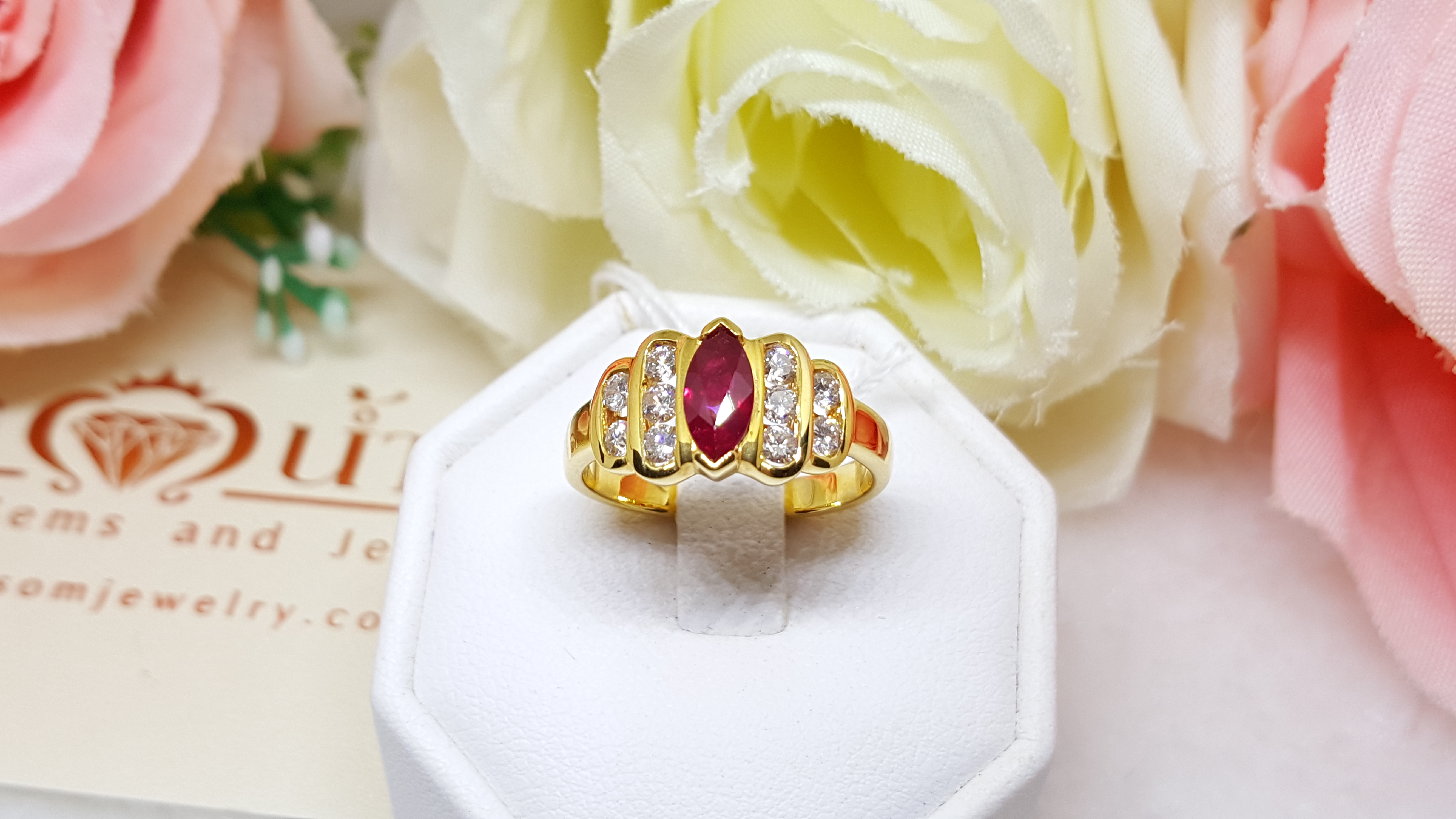 แหวนพลอยทับทิม Ruby สีแดงสดเจียรเหลี่ยม Marquise ประดับตกแต่งฝังด้วยเพชรแท้ เป็นขั้นบรรไดเพิ่มความโดดเด่นให้ตัวพลอย บนตัวเรือนทองแท้ทั้งตัวเรือน