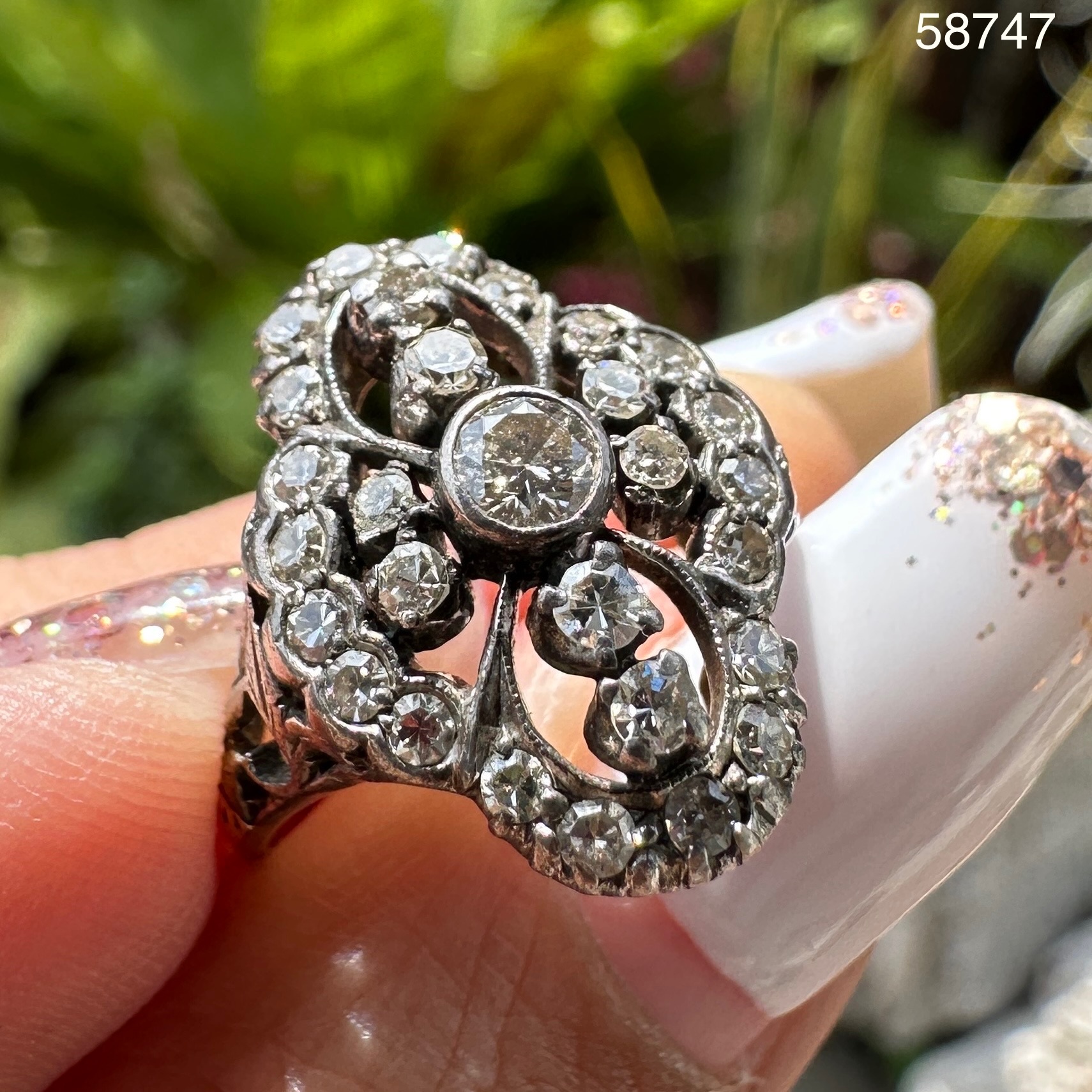 รหัส 58747 แหวน เพชรทรงมาคีย์ 0.18 กะรัต ล้อมเพชรกุหลาบ 28 เม็ด 0.40 กะรัต ทองK 2 สี งานสวยมาก นน. 3.45 g