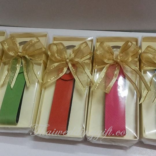 พวงกุญแจหนัง PVC คละสี แพ็คกล่องติดโบว์พร้อมป้ายชื่อ