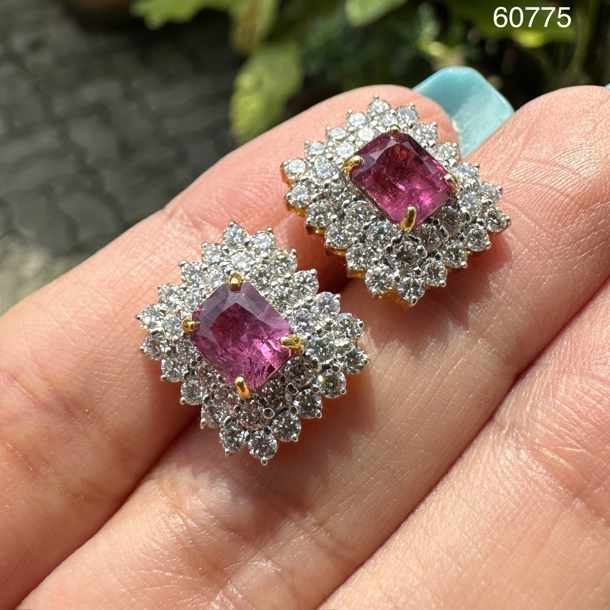 รหัส 60775 ต่างหู ทับทิม สยาม 2 เม็ด 2.87 กะรัต ล้อมเพชร 68 เม็ด 2.20 กะรัต ทอง18K พร้อม Cert. นน. 6.68 g