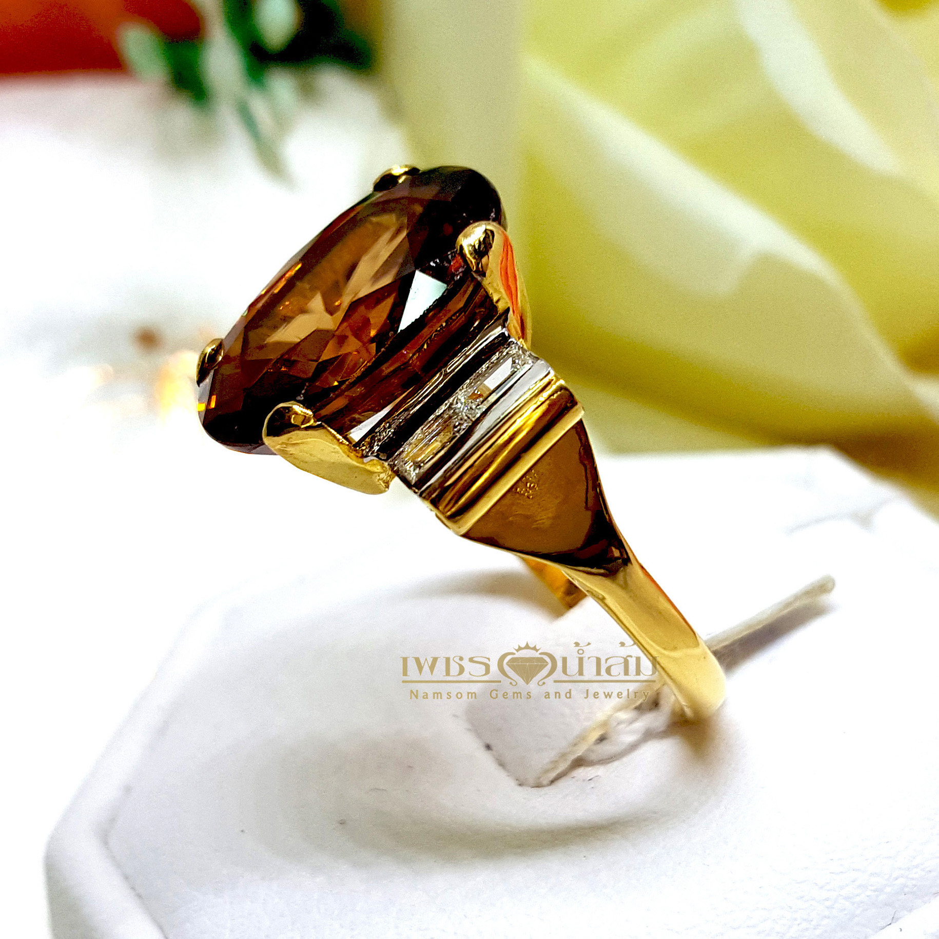 แหวนเพทายดิบสีแชมเปญ Champagne Zircon ประดับตกแต่งด้วยเพชรแท้บ่าข้าง บนตัวเรือนทองแท้ทั้งตัวเรือน