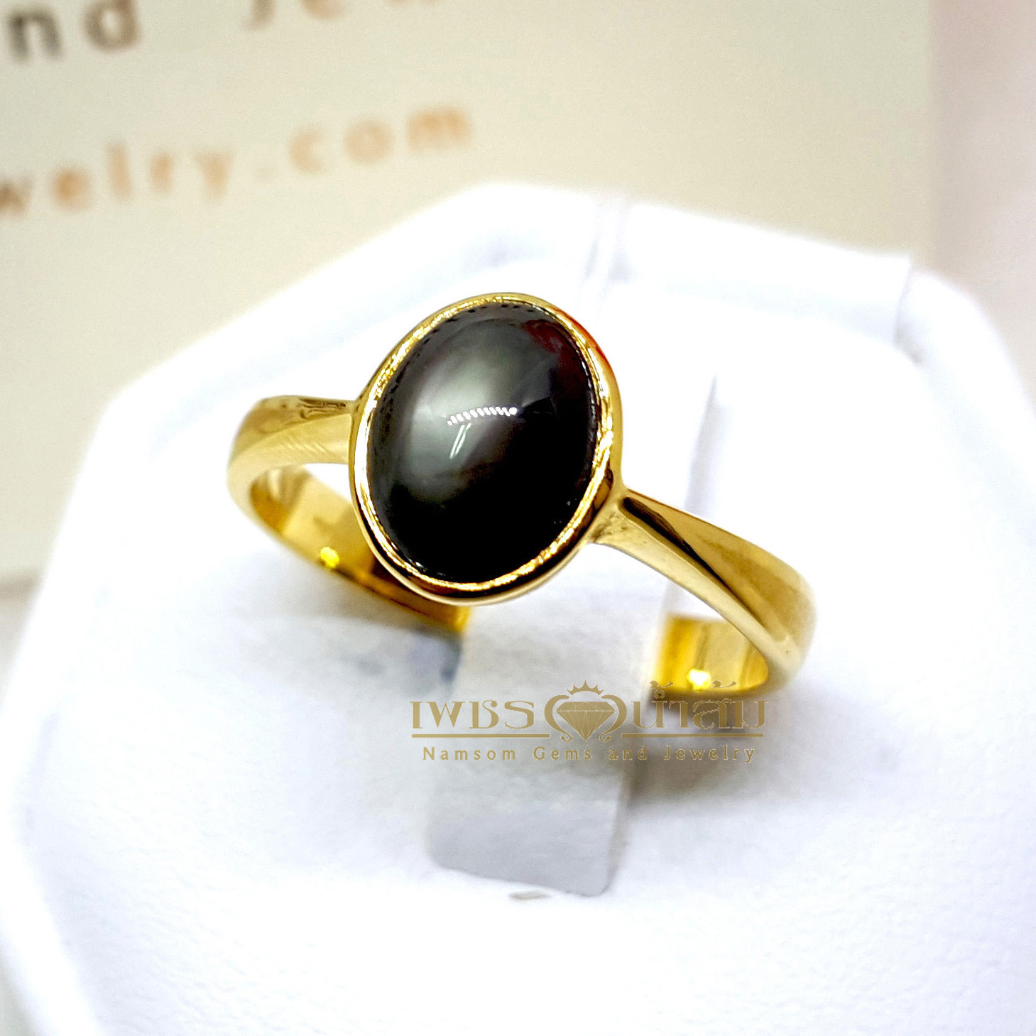แหวนพลอย Black Star Sapphire ฝังหุ้มเรียบไร้หนามเรียบง่าย สวมใส่ได้ทุกวัน บนตัวเรือนทองแท้ทั้งตัวเรือน