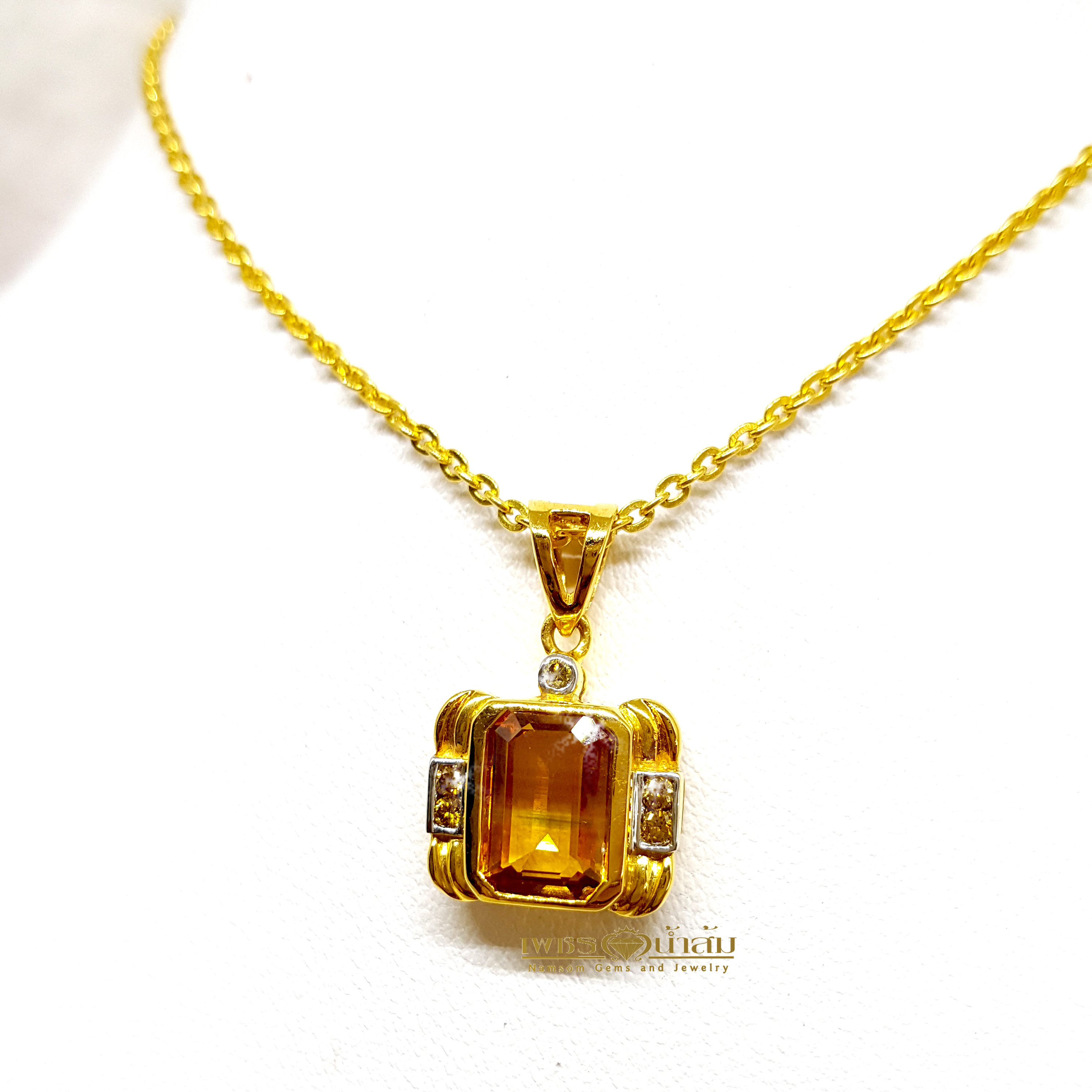 จี้พลอยบุษราคัม Yellow Sapphire ขนาดพอดี สมใส่ได้ทุกวัน เจียรเป็นทรงเหลียม คาดด้วยเพชรแท้ขอบข้าง เพื่มลูกเล่น