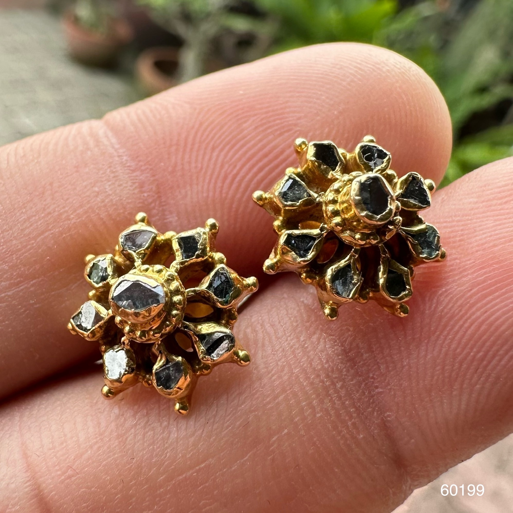 รหัส 60199 ต่างหู เพชรซีก กระจุกพิกุล ทอง90 งานเก่า หลุดจำนำ สวยมาก นน. 3.60 g