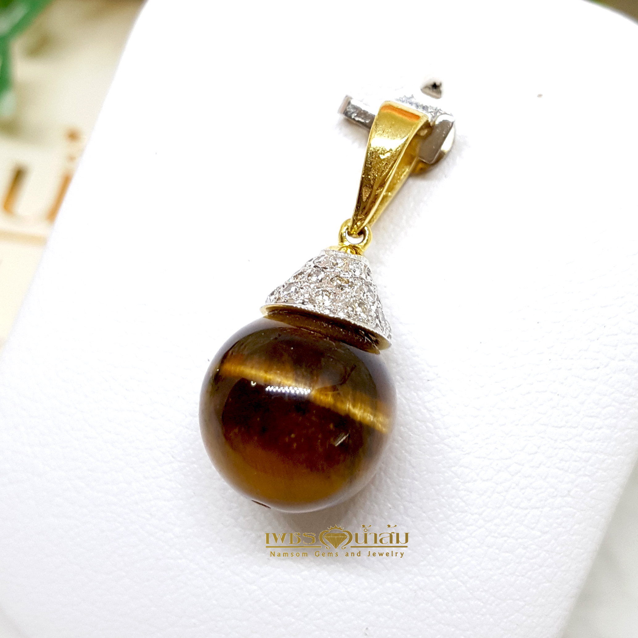 จี้ไทเกอร์อาย Tiger’s Eye ทรงกลม เรียงร้อยประดับตกแต่งด้วยเพชรแท้รอบตัว กลิ้งไปตามการขยับของผู้สวมใส่