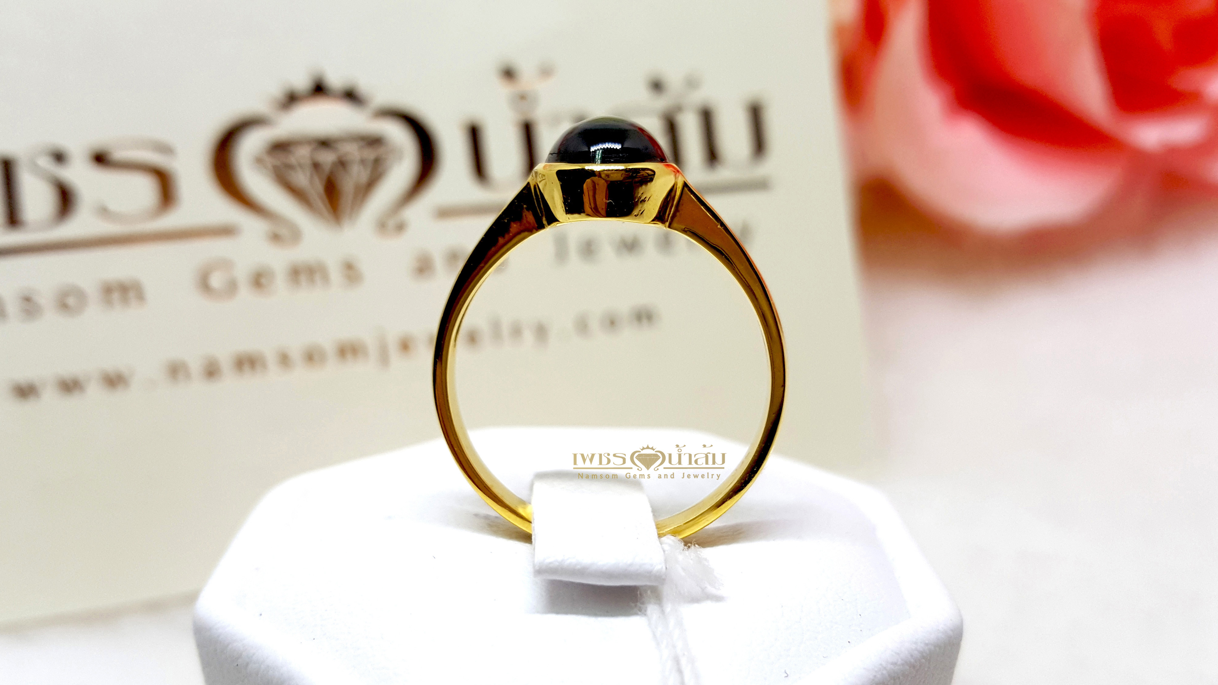 แหวนพลอย Black Star Sapphire ฝังหุ้มเรียบไร้หนามเรียบง่าย สวมใส่ได้ทุกวัน บนตัวเรือนทองแท้ทั้งตัวเรือน