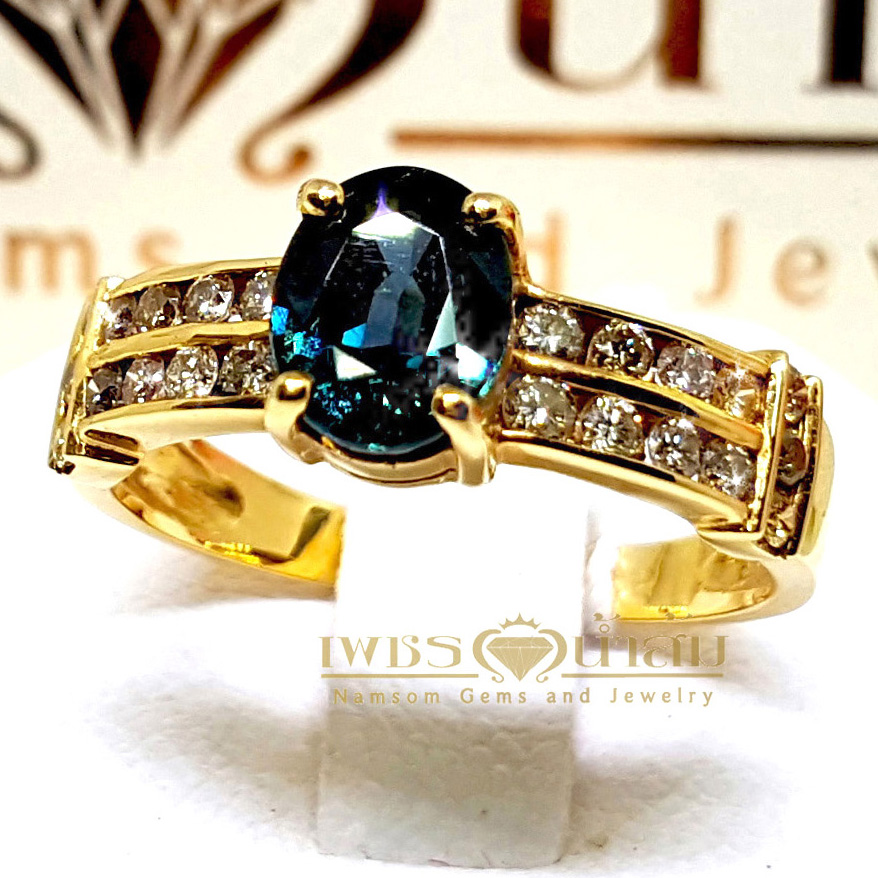 แหวนพลอยไพลิน Blue Sapphire ประดับคาดด้วยเพชรแท้ขอบข้างสองแถว บนตัวเรือนทองแท้ทั้งตัวเรือน