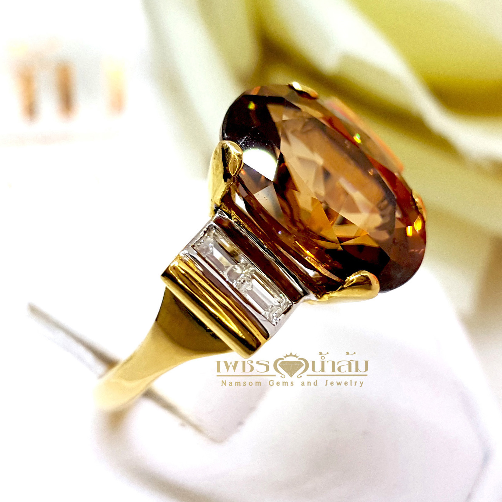 แหวนเพทายดิบสีแชมเปญ Champagne Zircon ประดับตกแต่งด้วยเพชรแท้บ่าข้าง บนตัวเรือนทองแท้ทั้งตัวเรือน