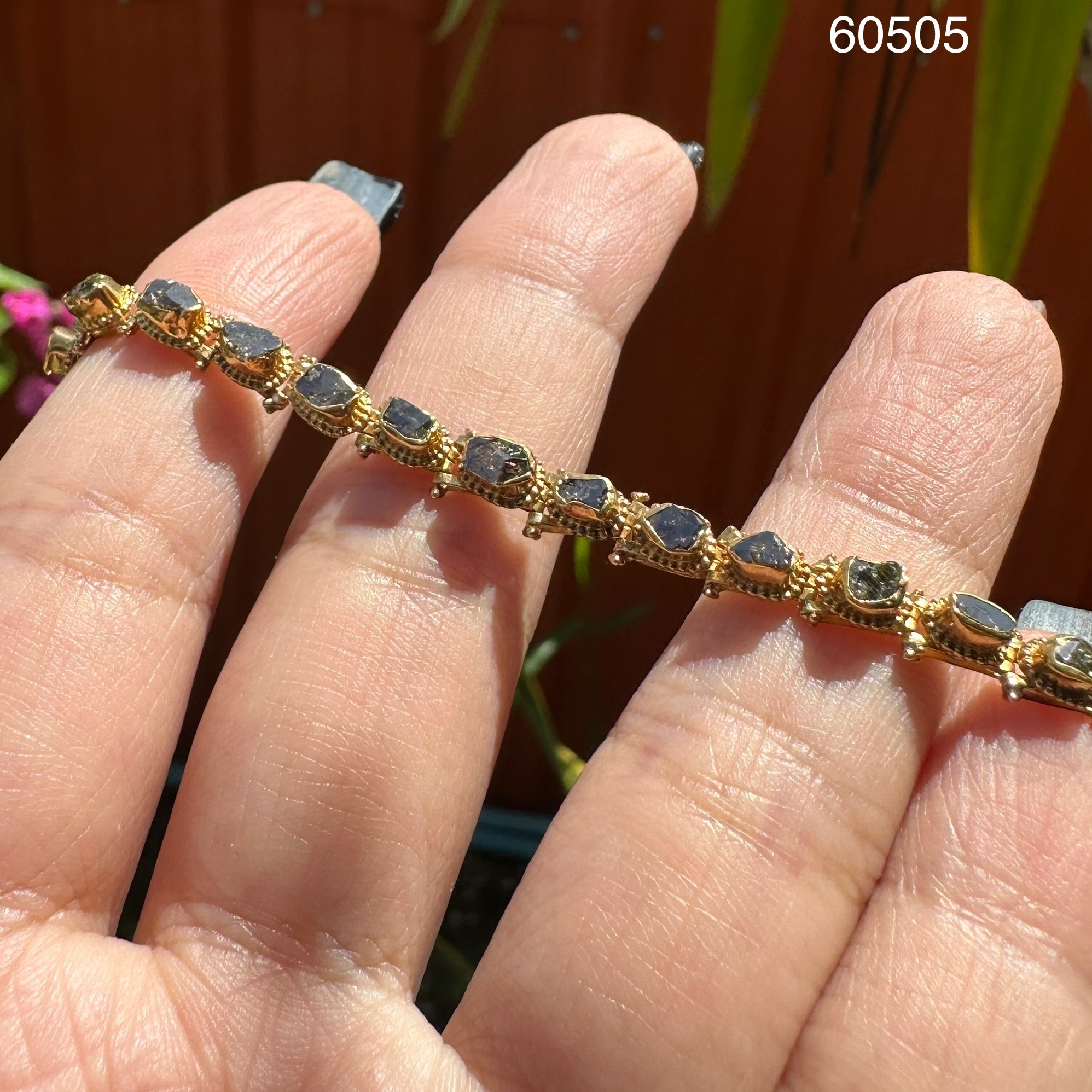 รหัส 60505 สร้อยข้อมือ เพชรซีก รอบเส้น ทอง90 งานเก่า หลุดจำนำ สวยมาก นน. 7.90 g