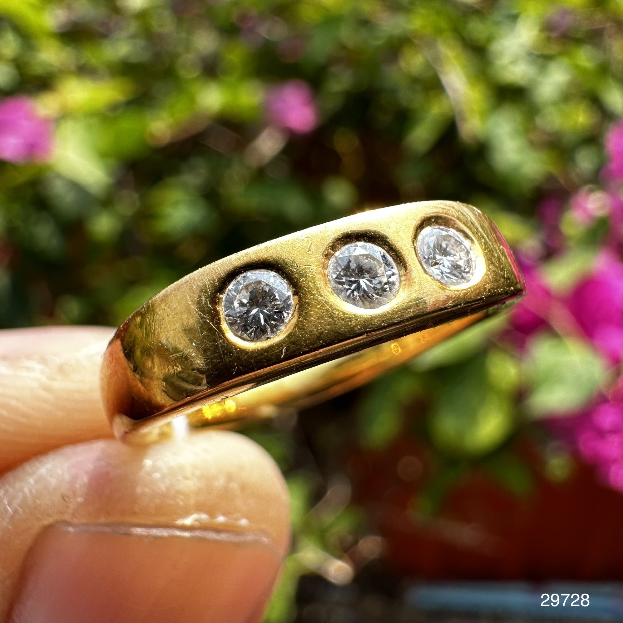 รหัส 29728 แหวน เพชรแถว 3 เม็ด 0.15 กะรัตทอง18K งานเก่า หลุดจำนำ นน. 5.60 g