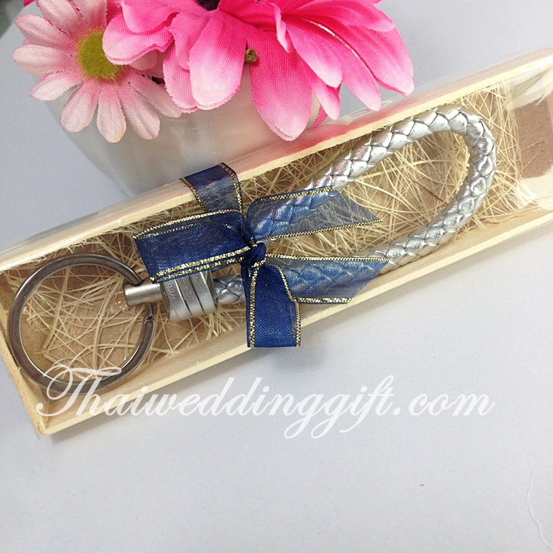 พวงกุญแจเชือกถัก สีทองสีเงิน แพ็คกล่องไม้ ผูกโบว์ พร้อมป้ายชื่อ