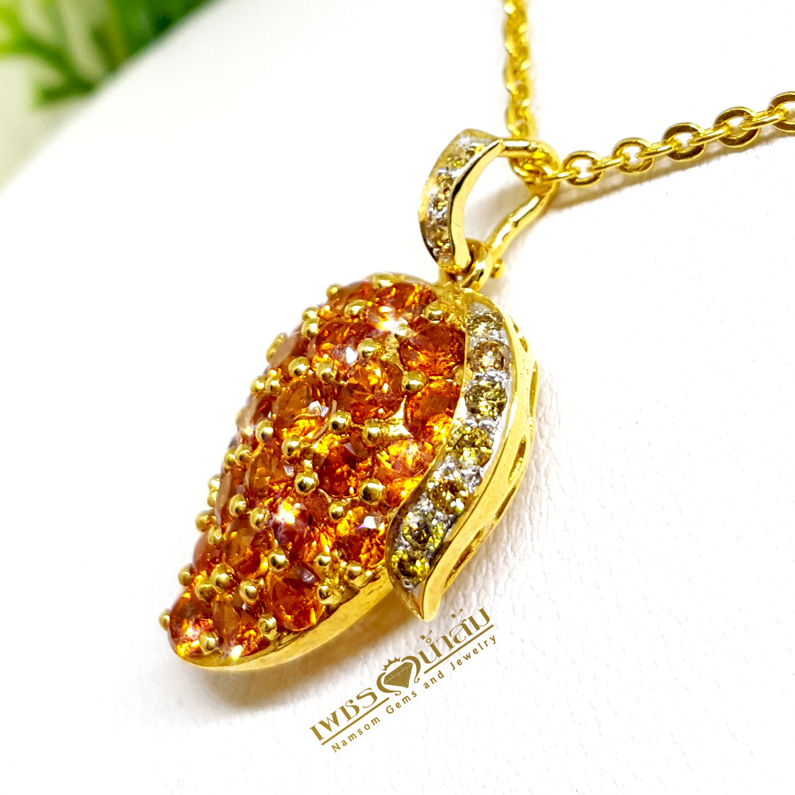 จี้พลอยแท้บุษราคัมจันทบุรี ออกแบบเป็นทรงมะม่วง ดีไซน์ดูทันสมัยน่ารัก เหมาะสำหรับเป็นของขวัลสำหรับวัยรุ่นที่สุดคะ