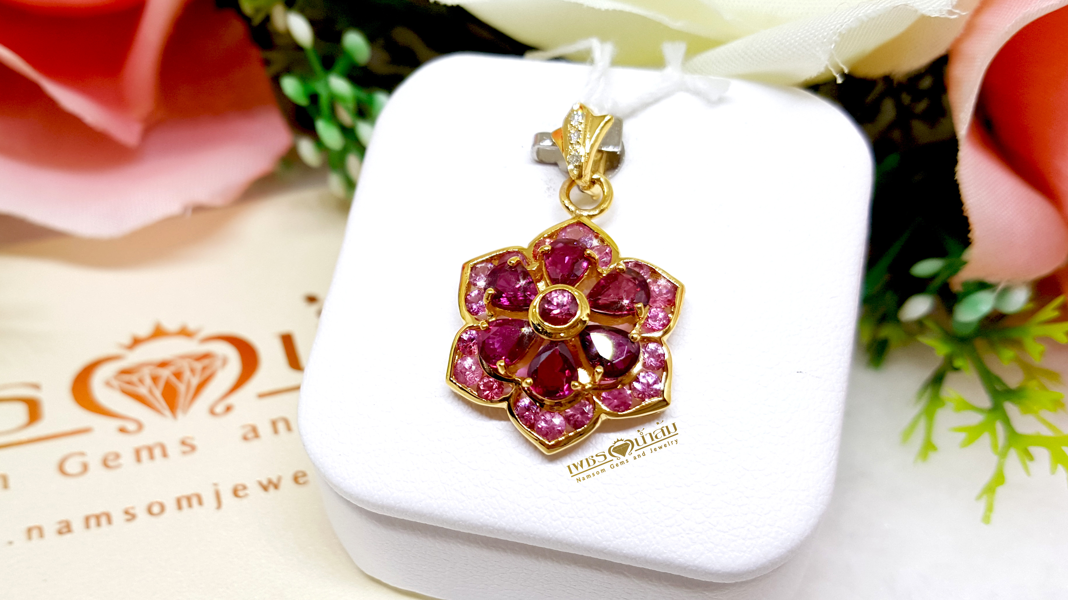 จี้พลอยทับทิม Ruby สีหวาน ประดับตกแต่งล้อมรอบด้วย Pink Sapphire ออกแบบเป็นรูปทรงดอกไม้ เย้ายวนทุกสายตา