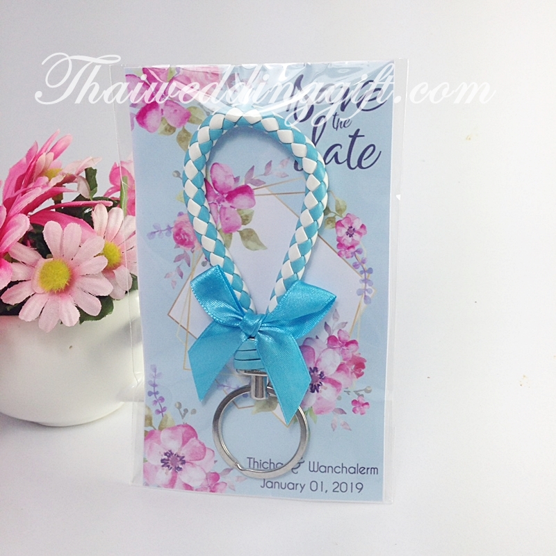 พวงกุญแจเชือกถัก 2 สี ฟ้า ชมพู แพ็คถุงแก้วพร้อมแผ่นรองป้ายชื่อ ติดโบว์