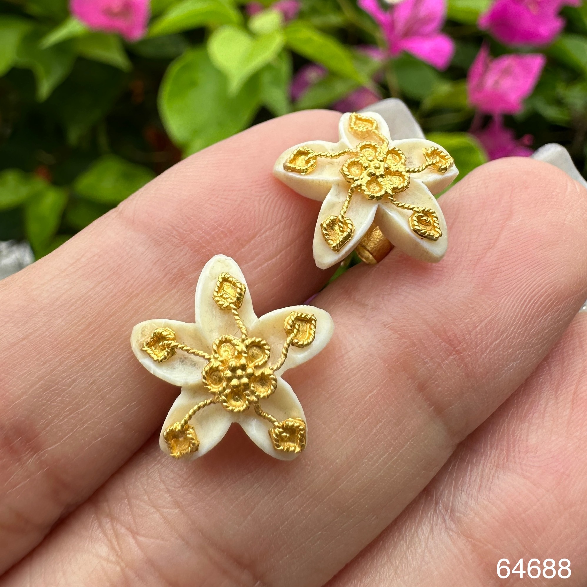 รหัส 64688 ต่างหู งานแกะสลัก รูปดอกไม้ ทอง90 นน. 2.34 g